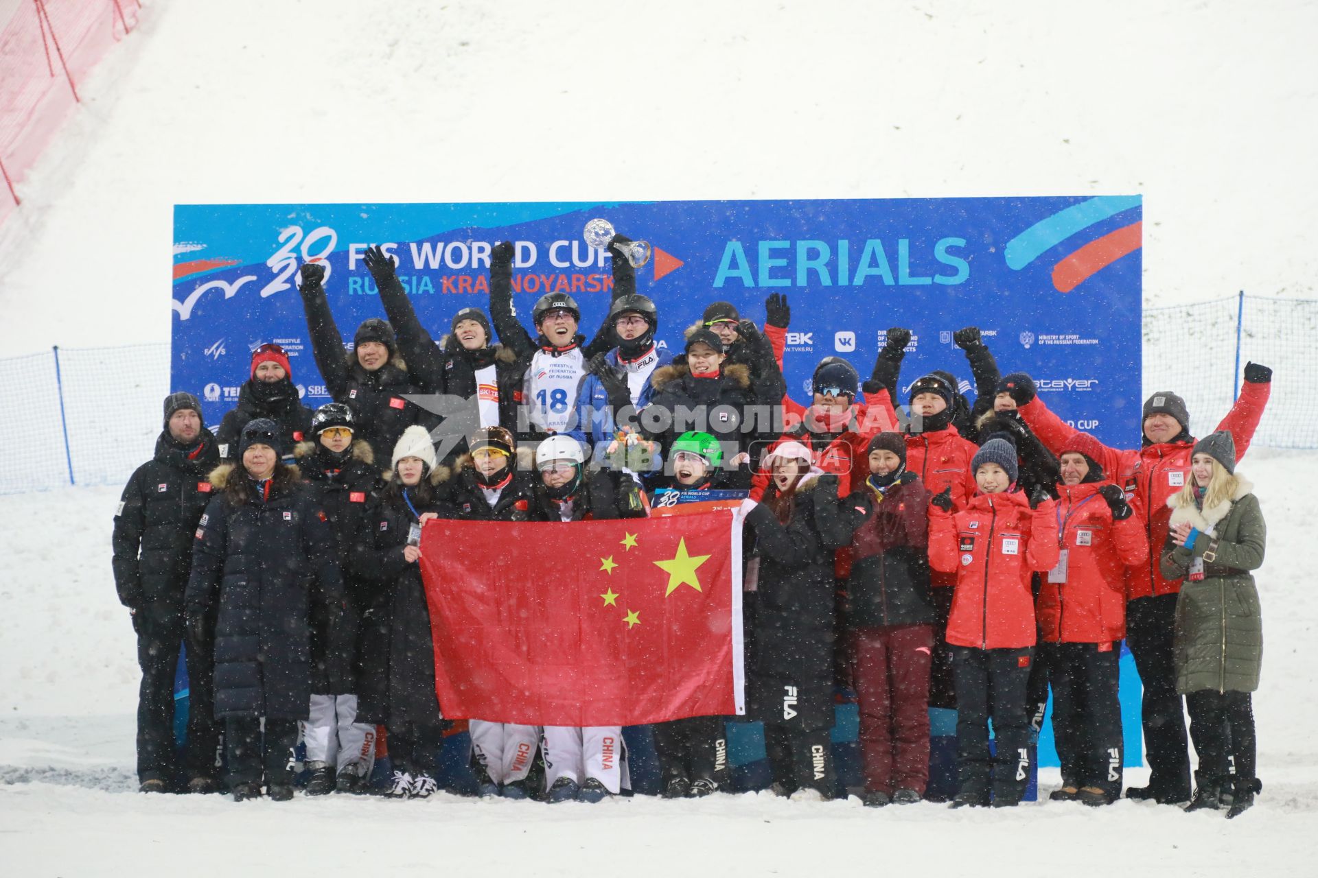 Красноярск. Победители финального Кубка мира по фристайлу 2019/2020 среди команд в акробатике стала сборная Китая.