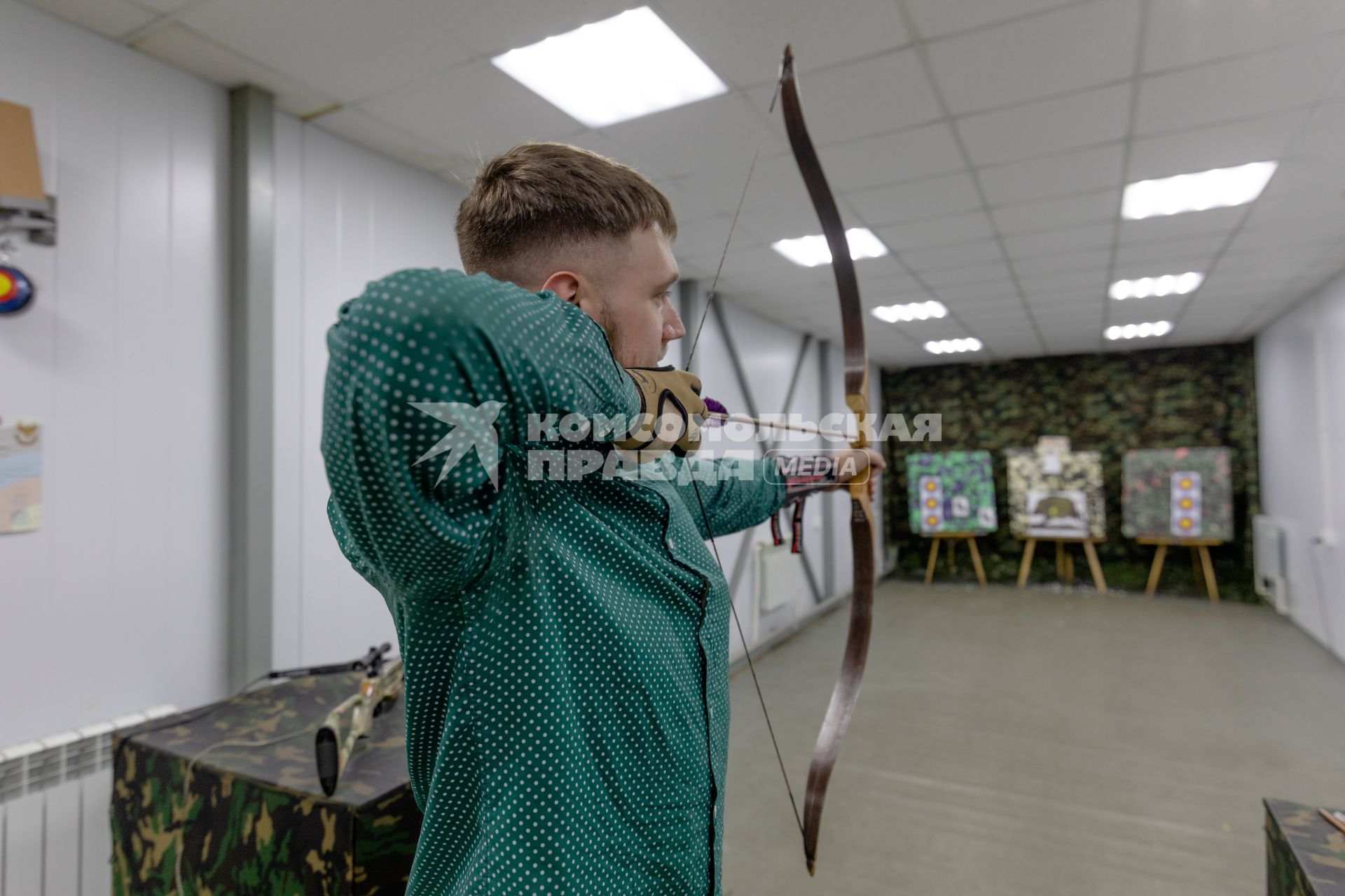 Москва.   Корреспондент `Комсомольской правды `Андрей Абрамов стреляет  из лука  в стрелковом клубе `Десять ярдов` в Измайлово.