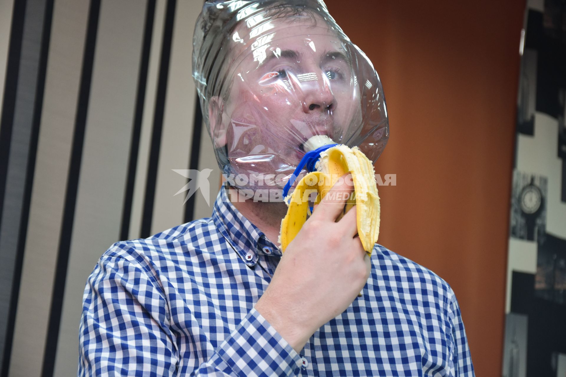 Новосибирск. Мужчина в самодельной защитной маске во время пандемии коронавируса COVID-19.