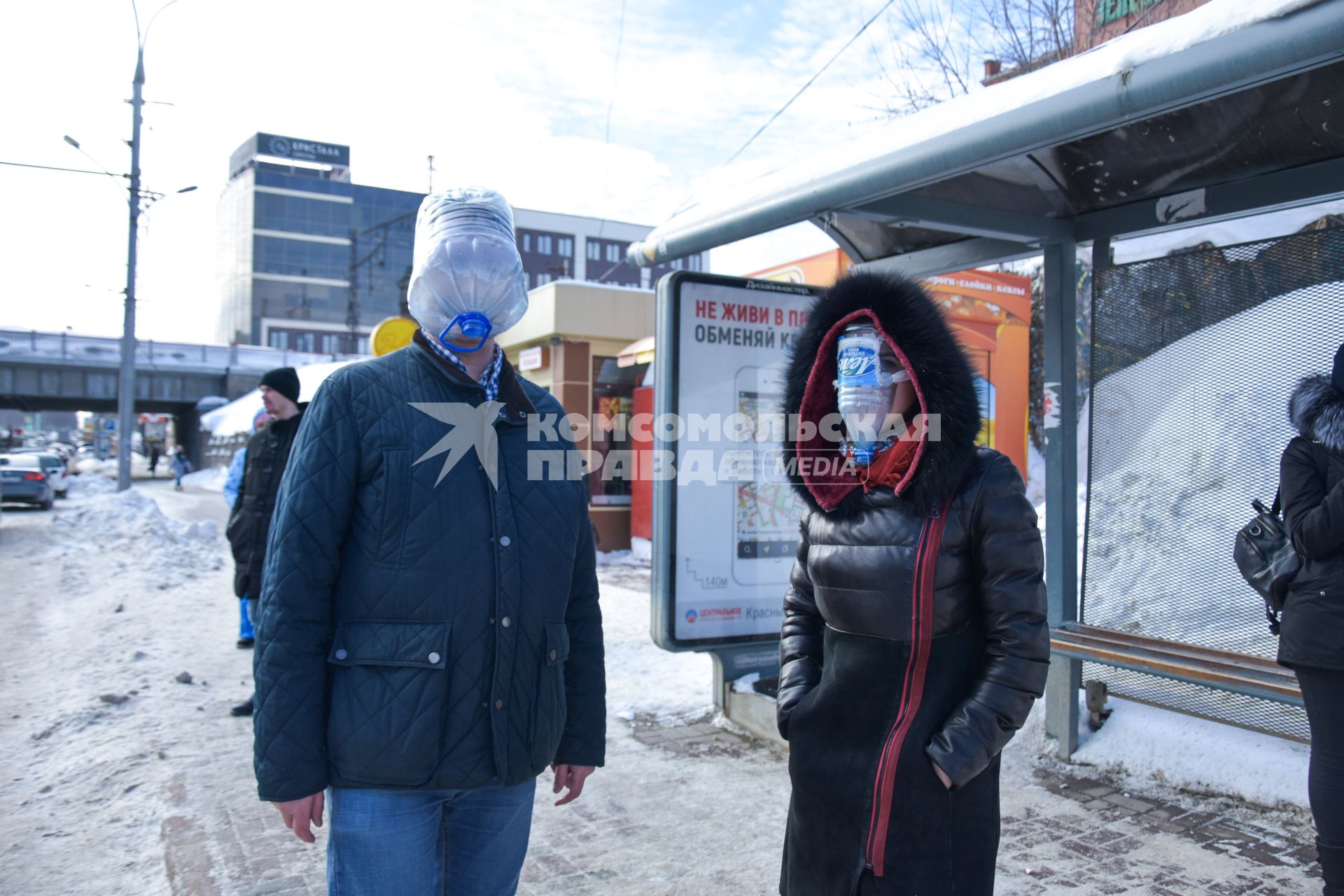 Новосибирск. Девушка и мужчина в самодельных защитных масках во время пандемии коронавируса COVID-19.