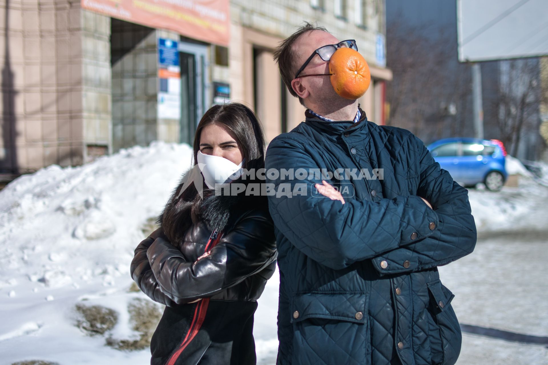 Новосибирск. Девушка и мужчина в самодельных защитных масках во время пандемии коронавируса COVID-19.