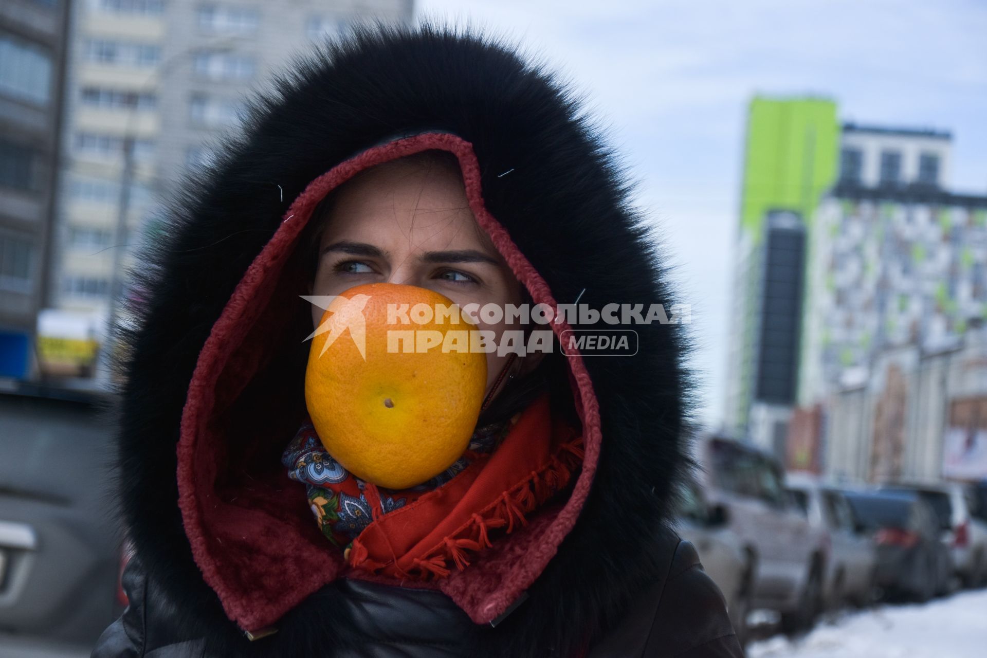 Новосибирск. Девушка в самодельной защитной маске во время пандемии коронавируса COVID-19.