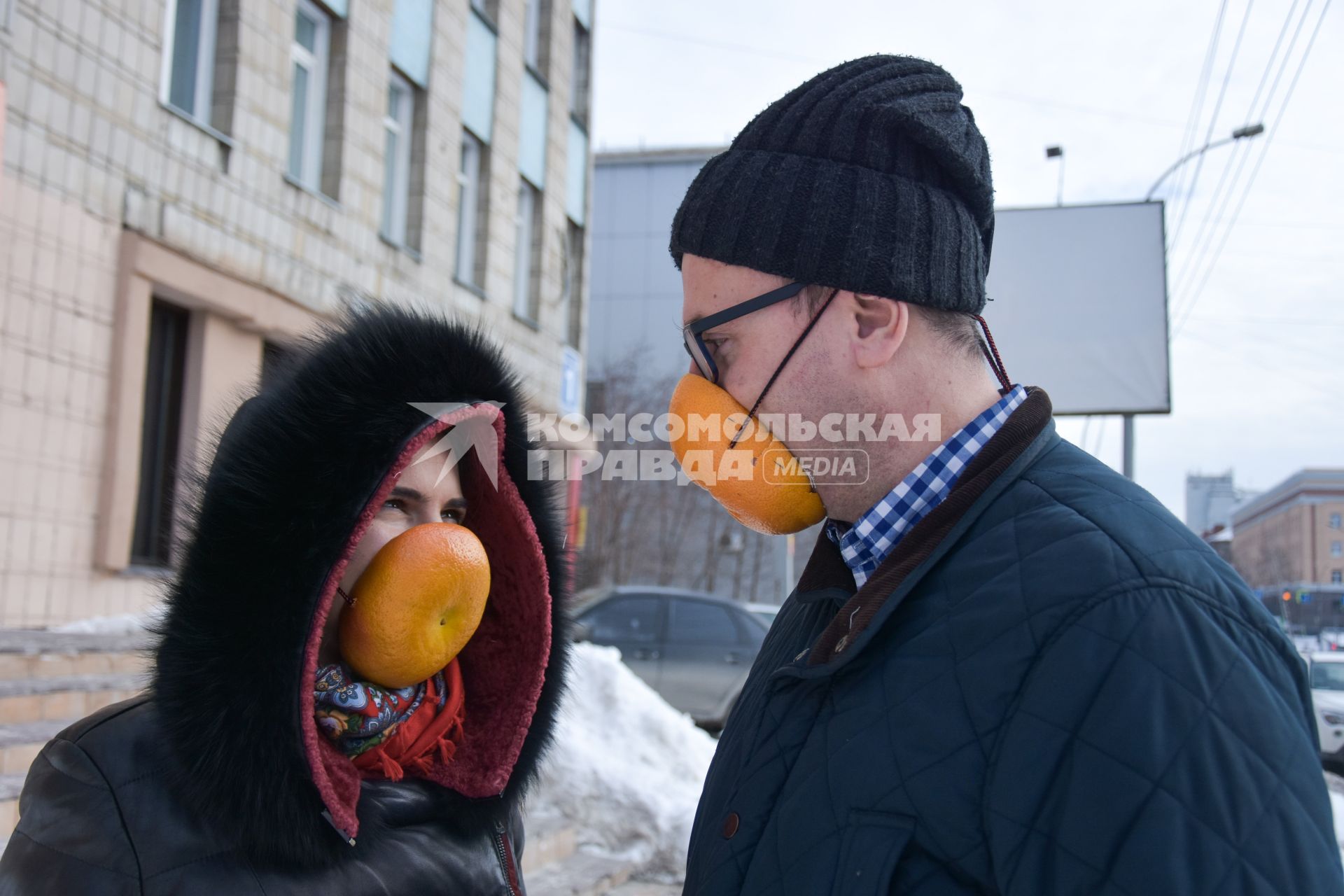 Новосибирск. Девушка и мужчина в самодельных защитных масках во время пандемии коронавируса COVID-19.