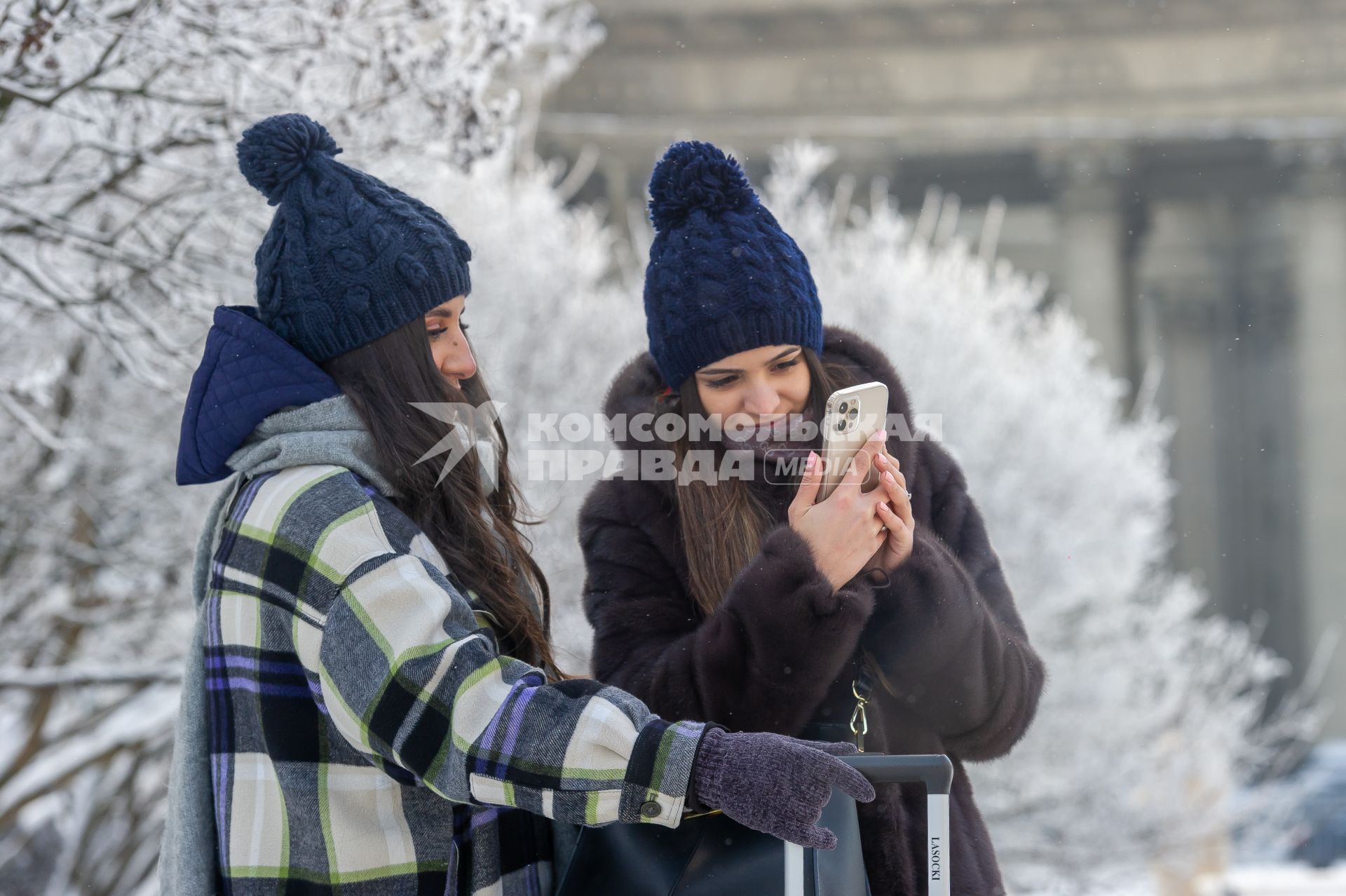 Санкт-Петербург. Девушки с мобильным телефоном.