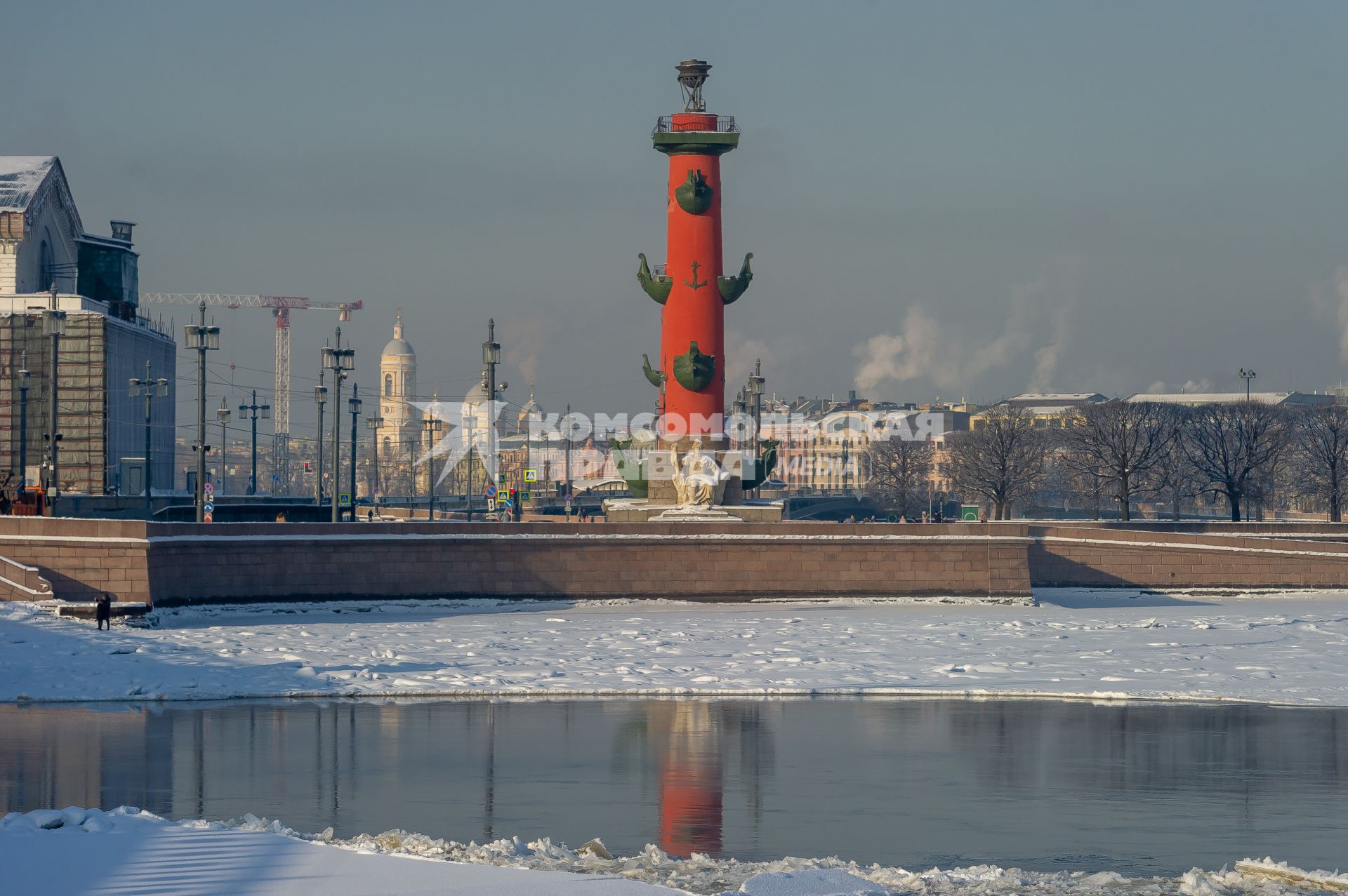 Санкт-Петербург.  Вид на Ростральную колонну.