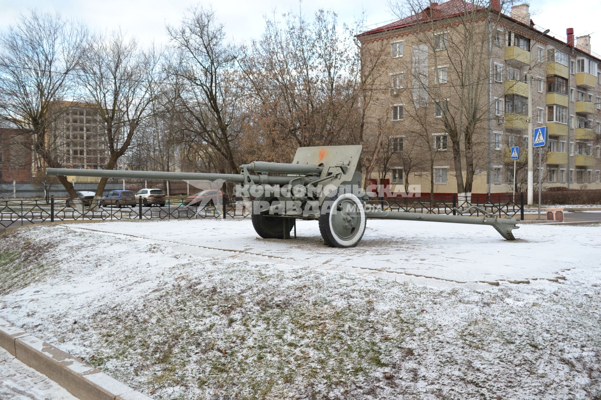 Московская область, Подольск.  57-мм противотанковая пушка образца 1941г (ЗиС-2) на улице Кирова.