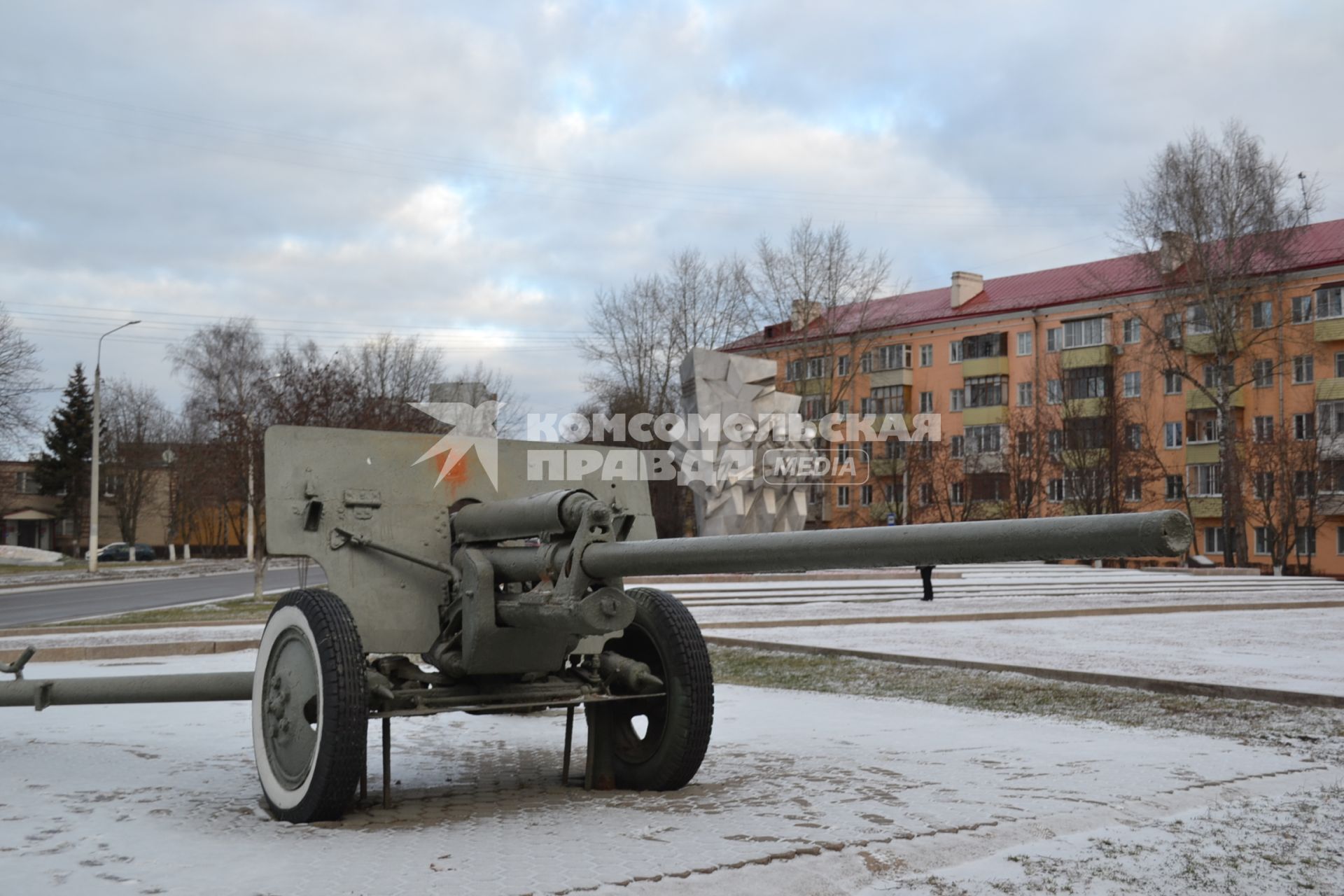 Московская область, Подольск.  57-мм противотанковая пушка образца 1941г (ЗиС-2) на улице Кирова.