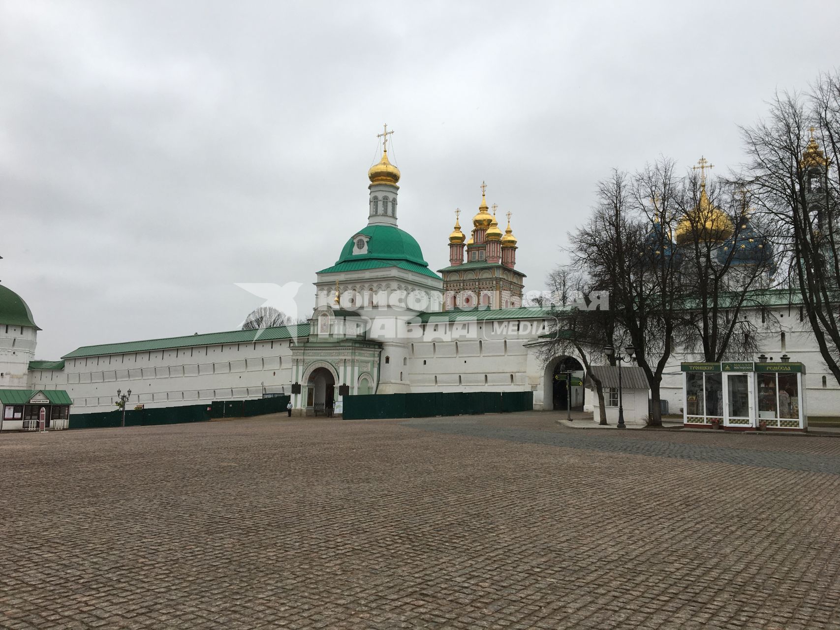 Московская область, Сергиев Посад. Вид на Святые ворота Свято-Троицкой Сергиевой лавры.