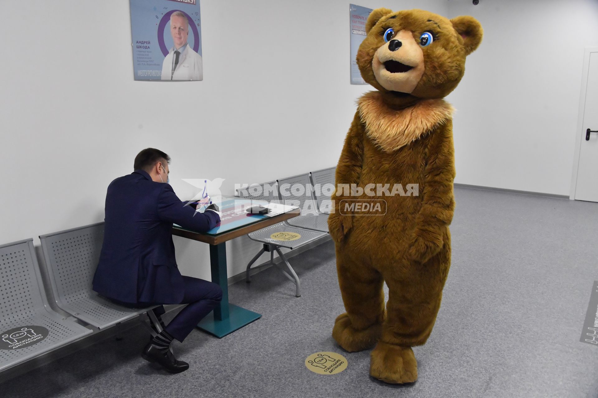 Москва.  Мужчина заполняет документы перед вакцинацией против COVID-19 российской вакциной  `Гам-КОВИД-Вак` (`Спутник V`) в пункте вакцинации от коронавируса в ТРЦ `Щелковский`.