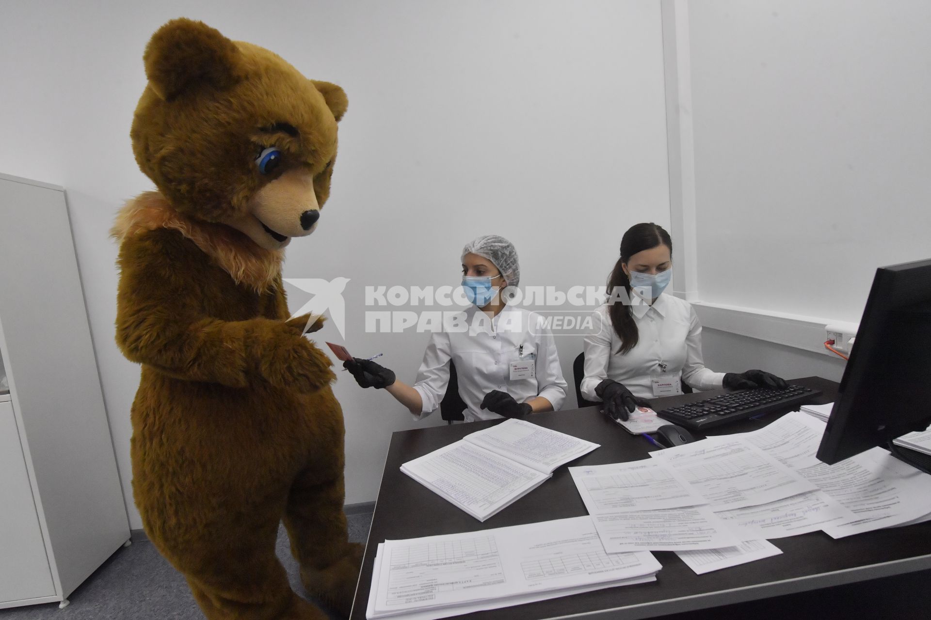 Москва.  Аниматор перед вакцинацией против COVID-19 российской вакциной  `Гам-КОВИД-Вак` (`Спутник V`) в пункте вакцинации от коронавируса в ТРЦ `Щелковский`.