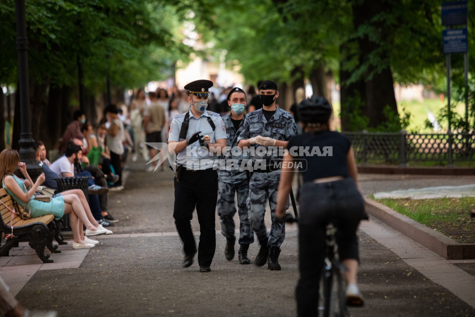 Москва. Сотрудники полиции в медицинских масках на Патриарших прудах после отмены режима самоизоляции.