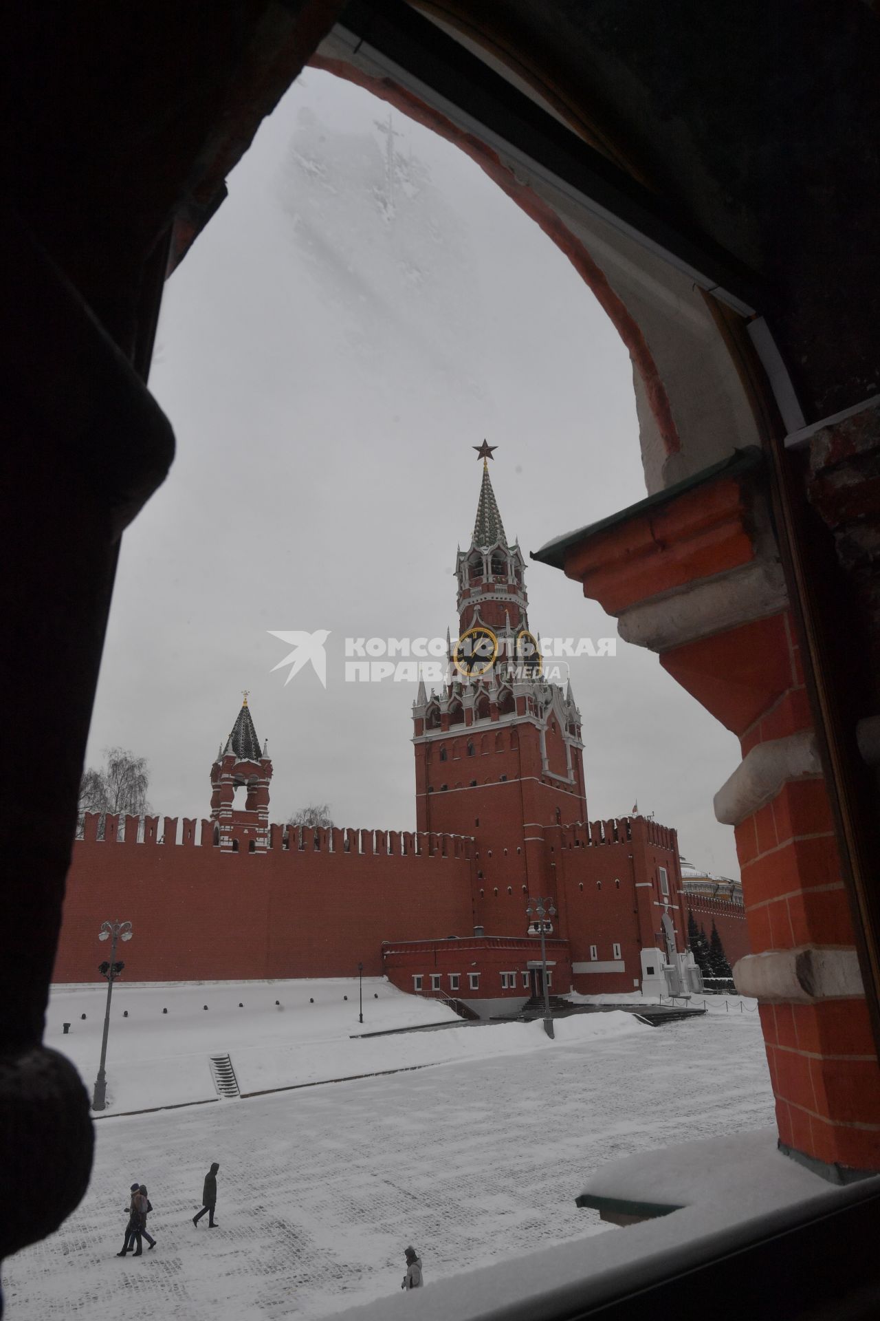 Москва.  Вид на Спасскую башню со стороны Храма Василия Блаженного.