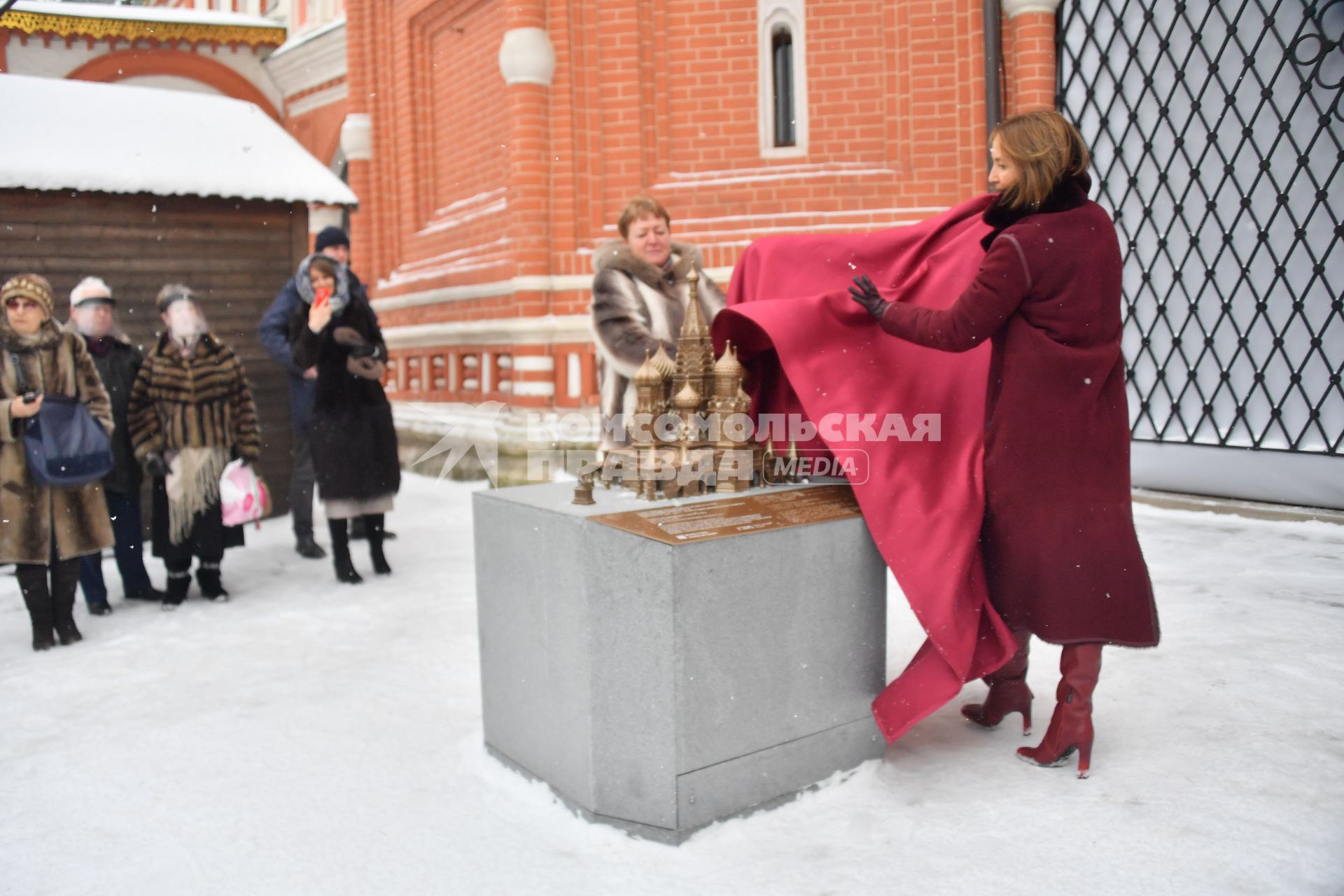 Москва.  Презентация тактильных моделей для незрячих и слабовидящих посетителей   в храме Василия Блаженного (Покровском соборе) на Красной площади.