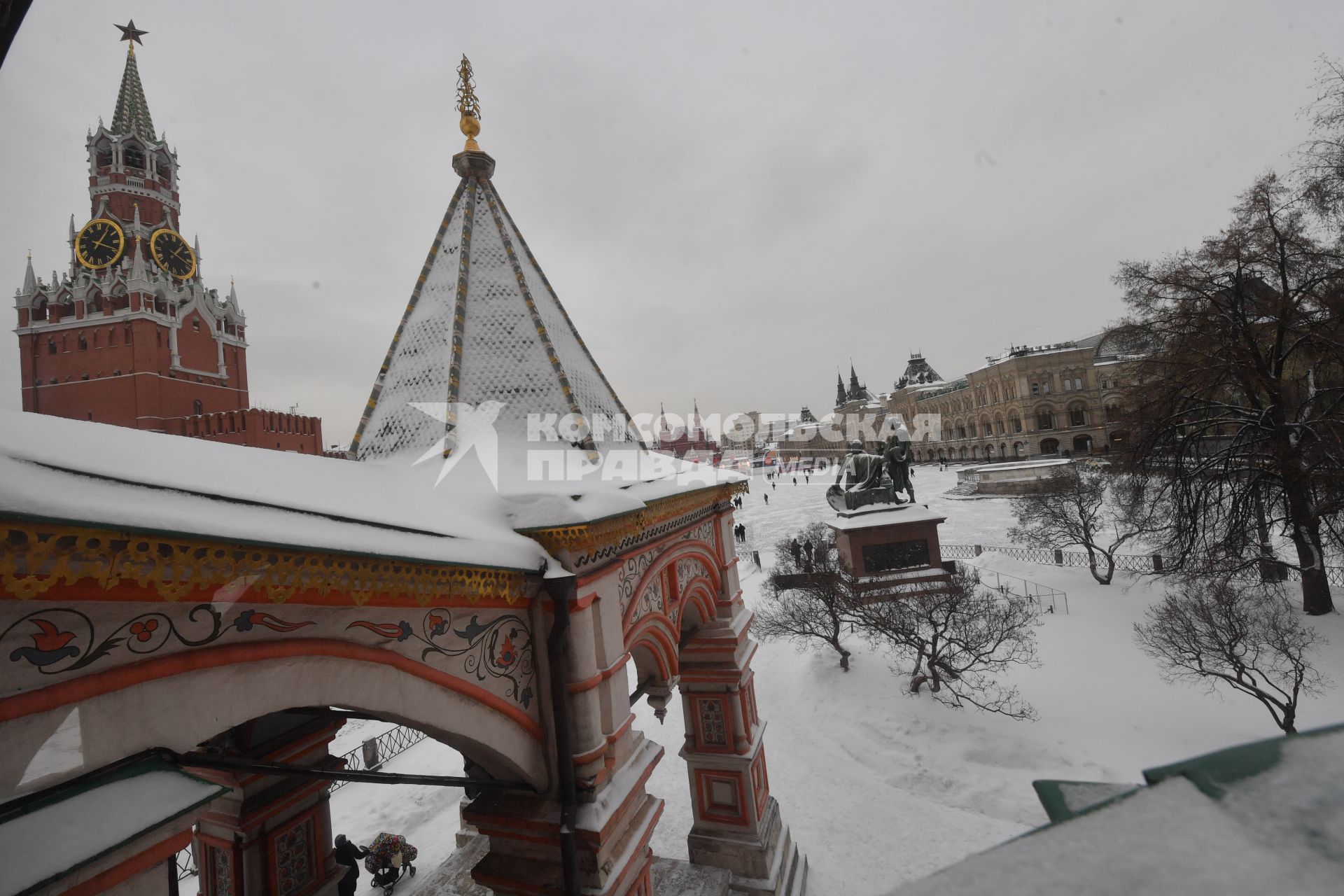 Москва.  Вид на Красную площадь со стороны Храма Василия Блаженного.