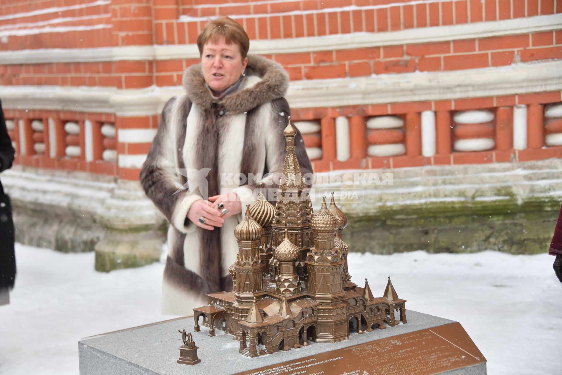 Москва. Заведующая филиалом ГИМ `Покровский собор`Татьяна Сарачева  во время презентации тактильных моделей для незрячих и слабовидящих посетителей   в храме Василия Блаженного (Покровском соборе) на Красной площади.