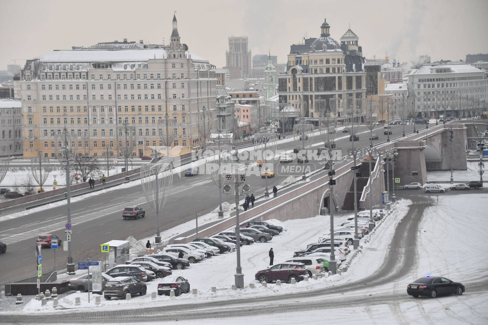 Москва. Вид на Большой Москворецкий мост со стороны храма Василия Блаженного.