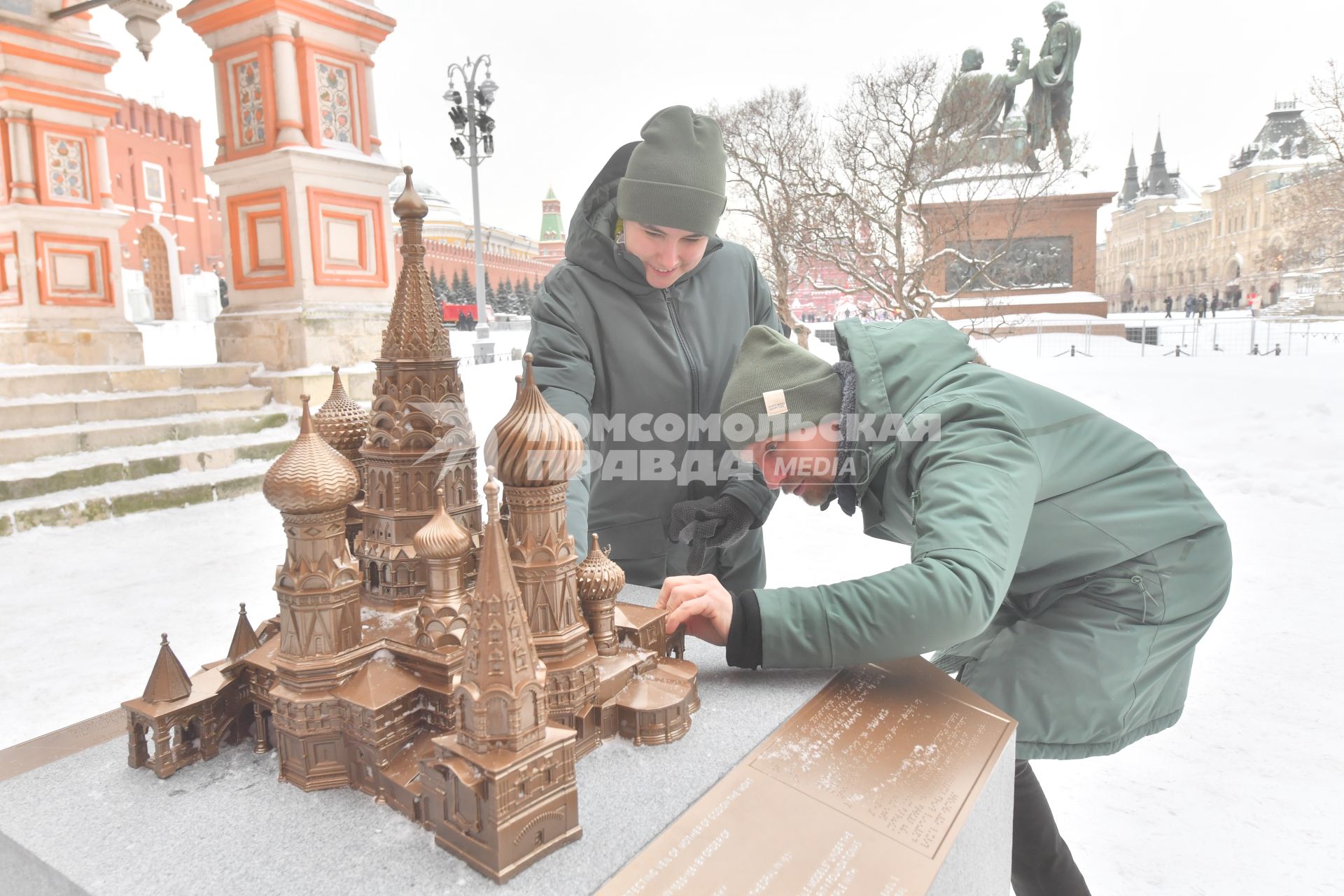 Москва. Слабовидящие посетители во время презентации тактильных моделей для незрячих и слабовидящих посетителей   в храме Василия Блаженного (Покровском соборе) на Красной площади.