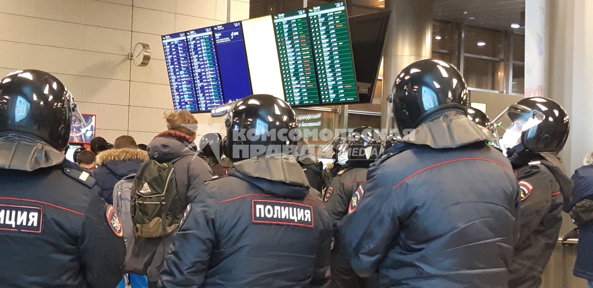 Москва.   Сотрудники полиции в международном аэропорту Внуково.