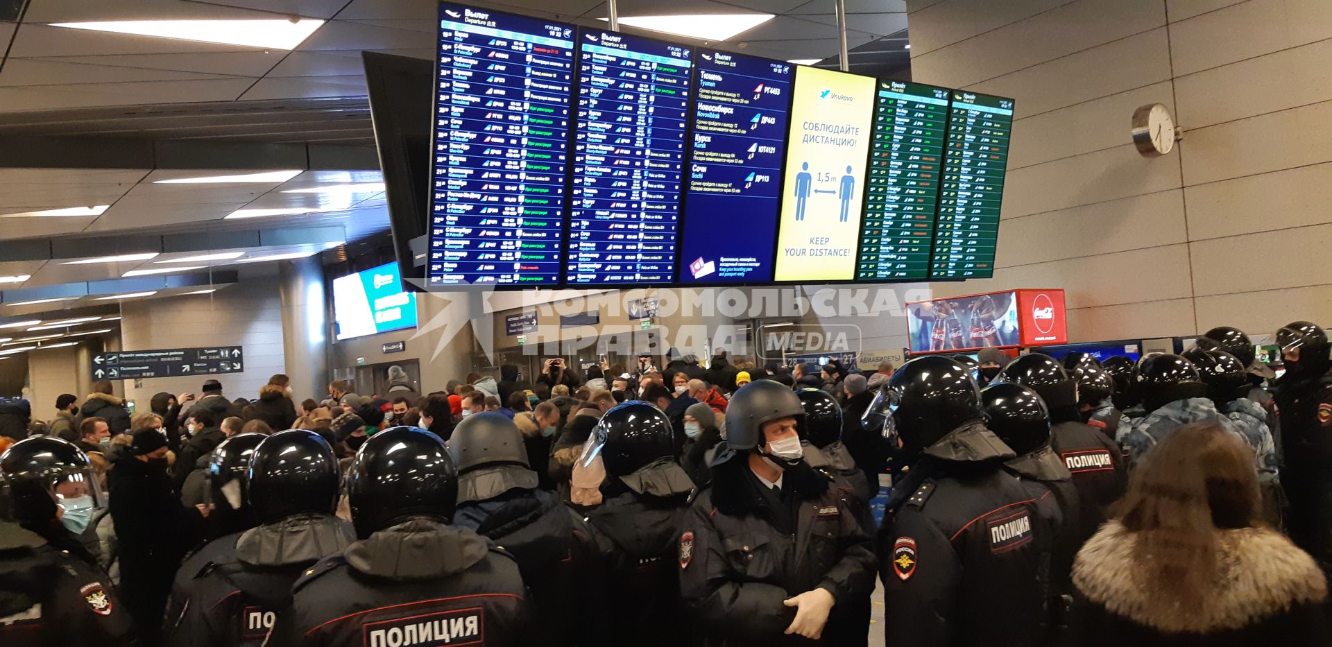 Москва.   Сотрудники полиции в международном аэропорту Внуково.