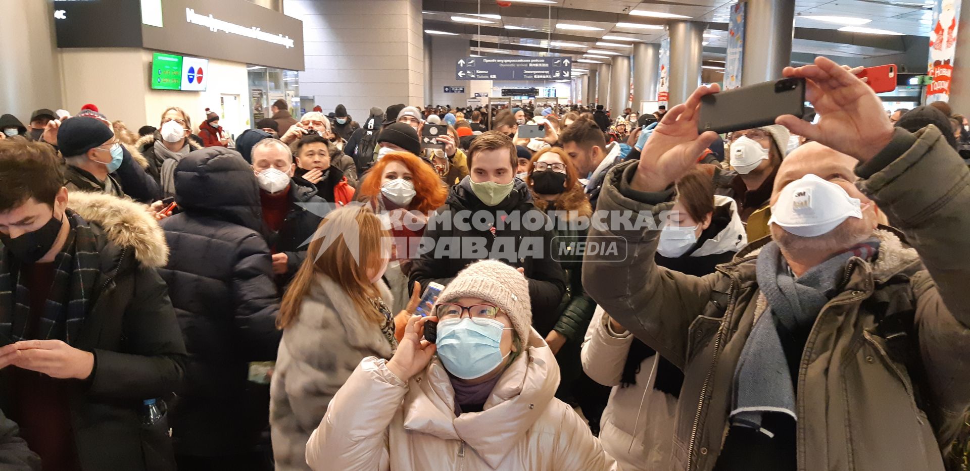 Москва.   Люди в международном аэропорту Внуково.