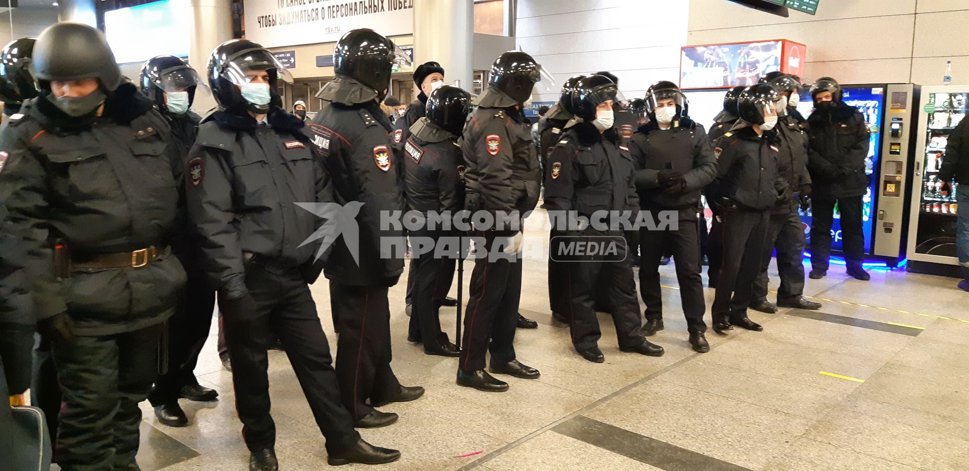 Москва.   Сотрудники полиции в международном аэропорту Внуково.