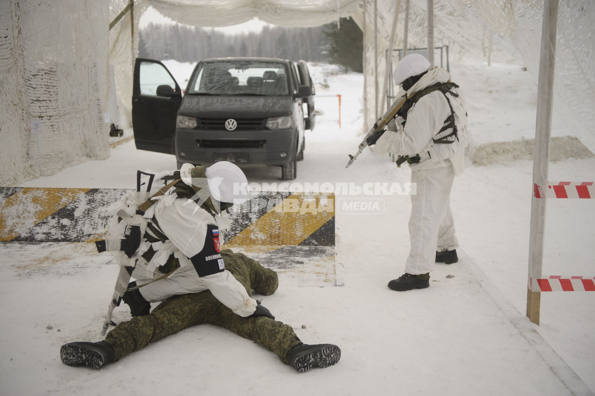 Екатеринбург. Свердловский танковый полигон. Военнослужащие военной полиции во время тактико-специальных учений по отражению нападения боевиков на блокпост, в рамках конкурса международных армейских игр Арми-2021 \'Страж порядка\'