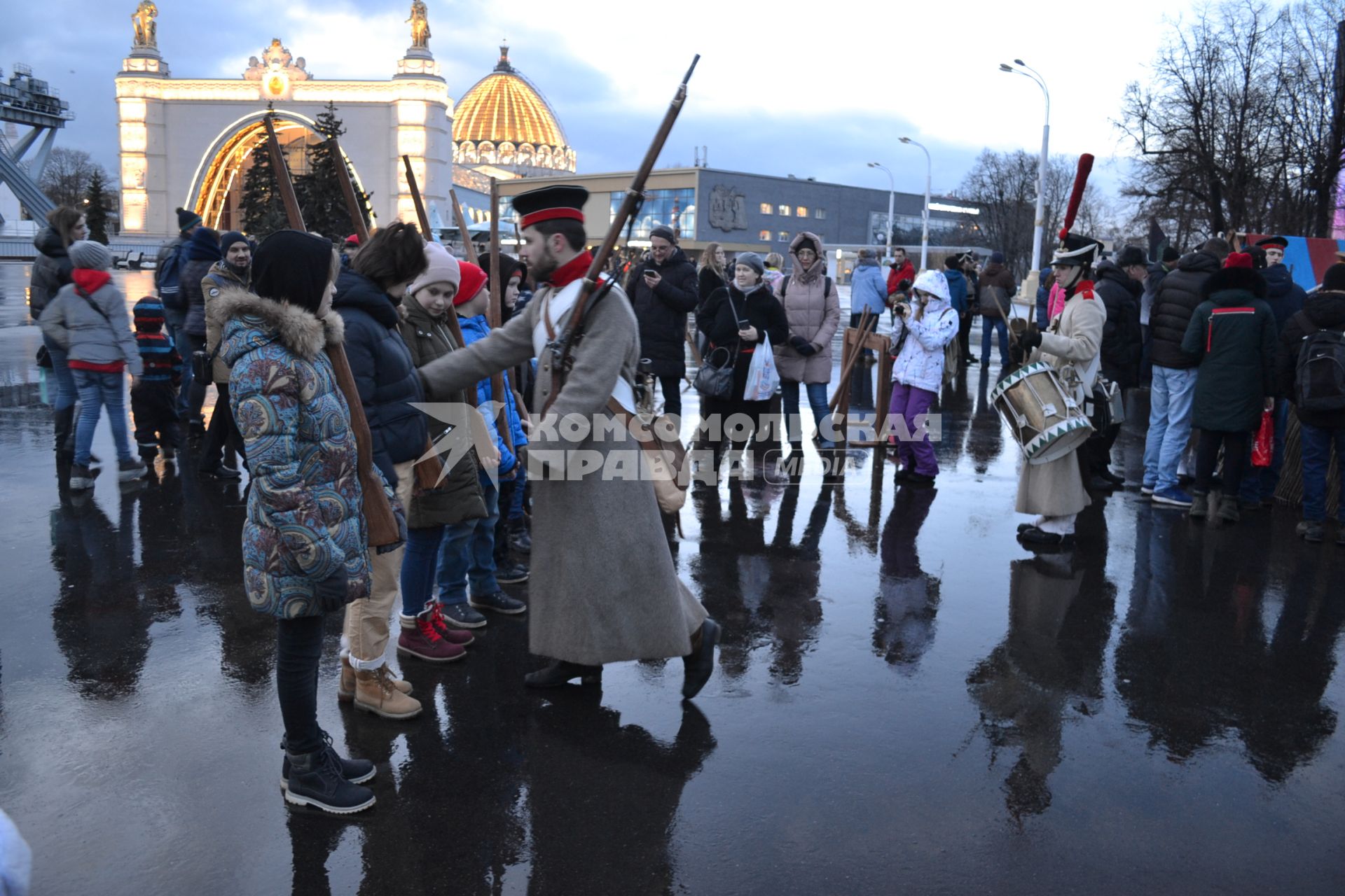 Москва. Участники реконструкции строевой подготовки царских войск на площадке `1812` в рамках праздничных мероприятий в День защитника Отечества на ВДНХ.