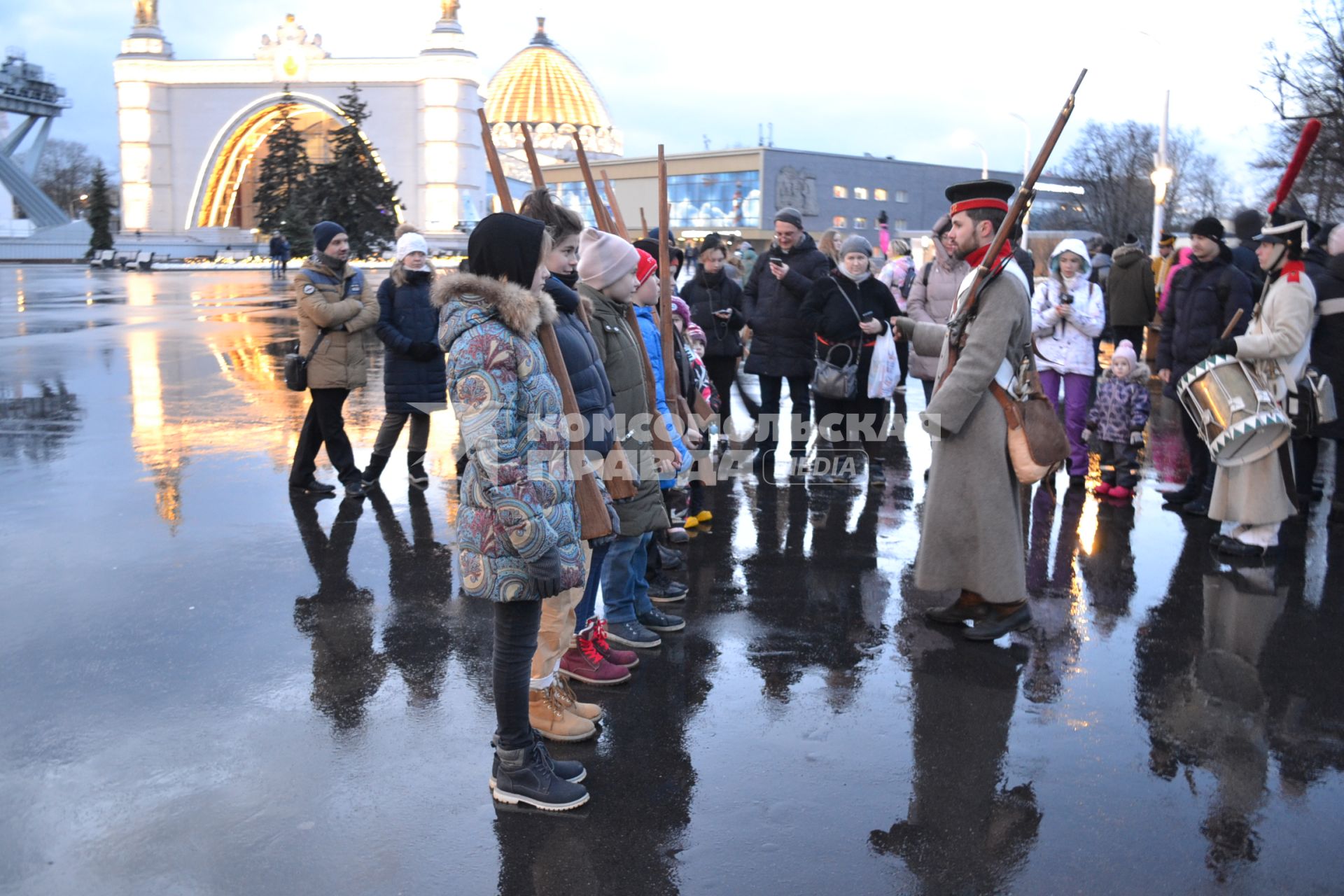 Москва. Участники реконструкции строевой подготовки царских войск на площадке `1812` в рамках праздничных мероприятий в День защитника Отечества на ВДНХ.