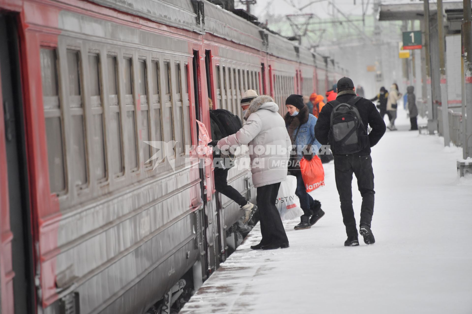 Москва. Пригородная электричка.