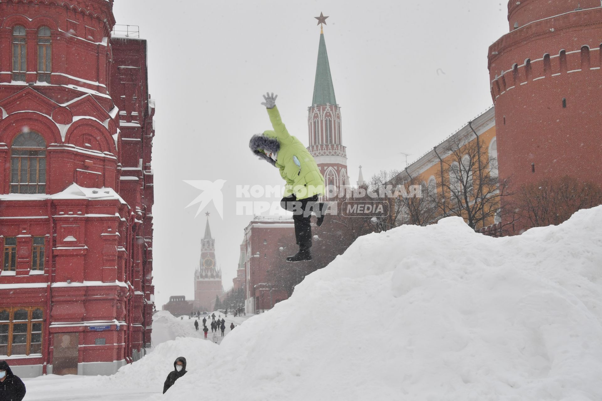 Москва. Дети играют на снежной горке на Манежной площади.