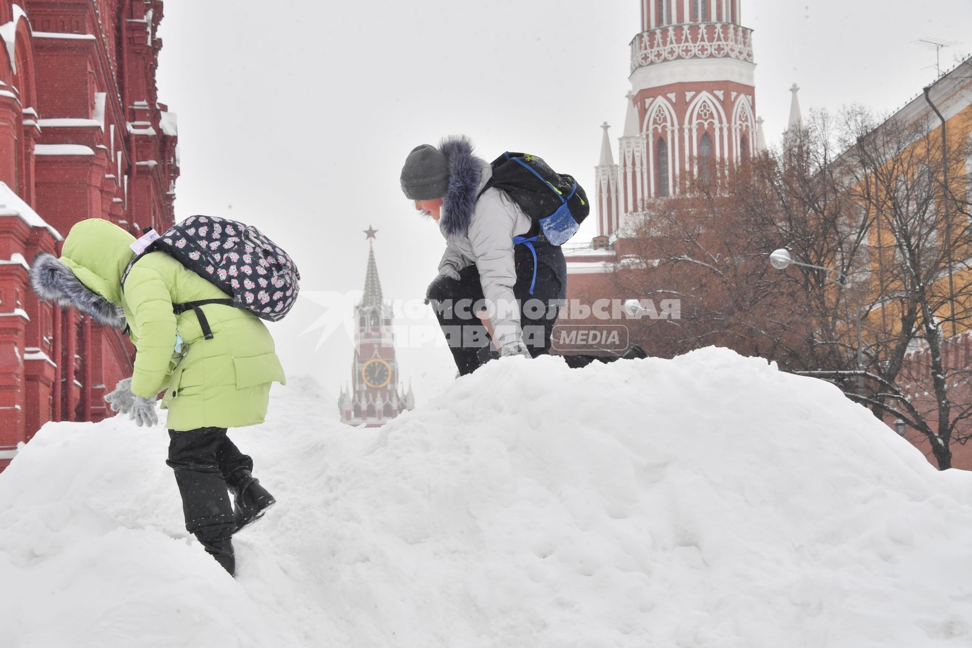 Москва. Дети играют на снежной горке в Кремлевском проезде.