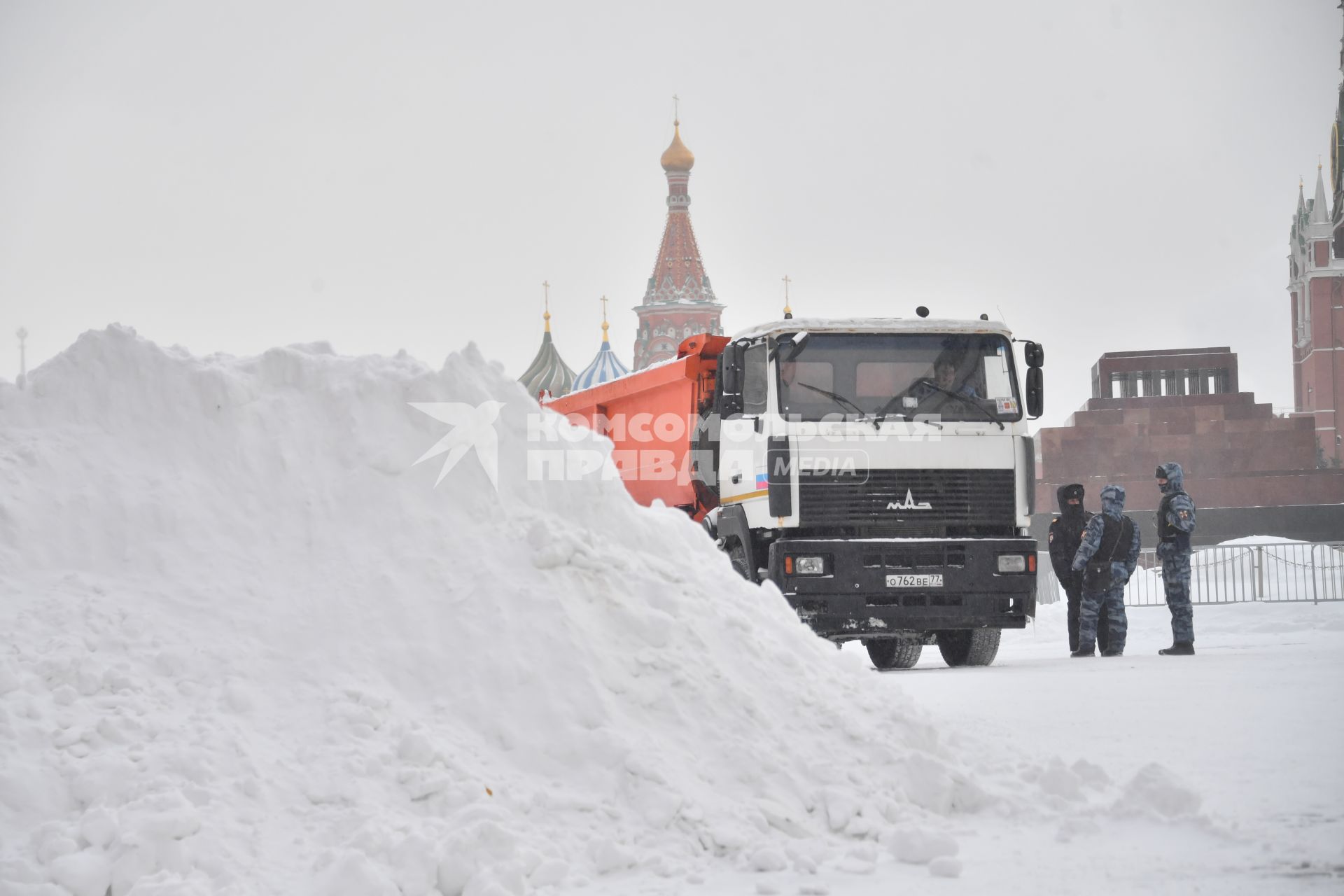 Москва. Сугробы на Красной площади.