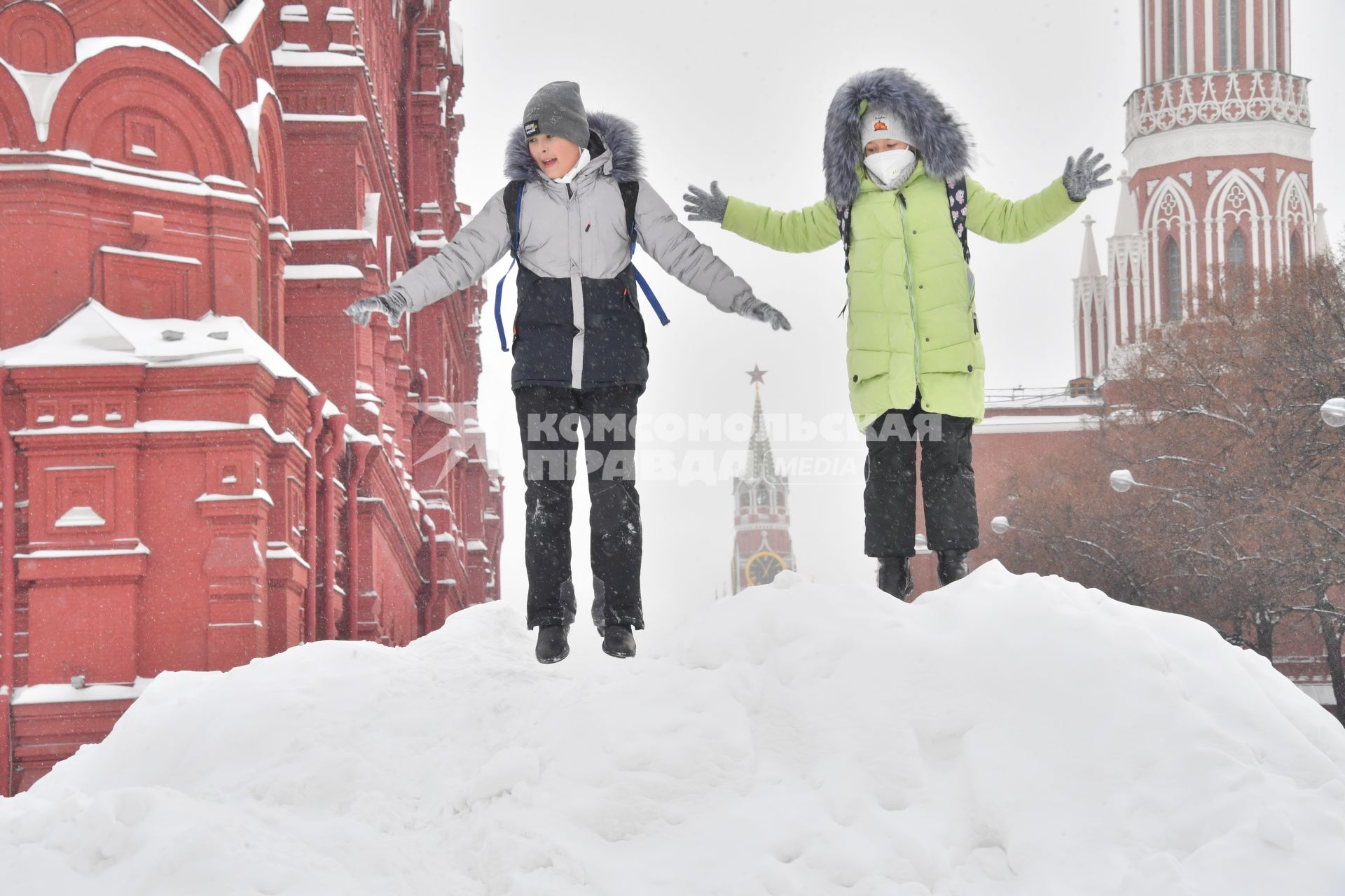 Москва. Дети играют на снежной горке в Кремлевском проезде.