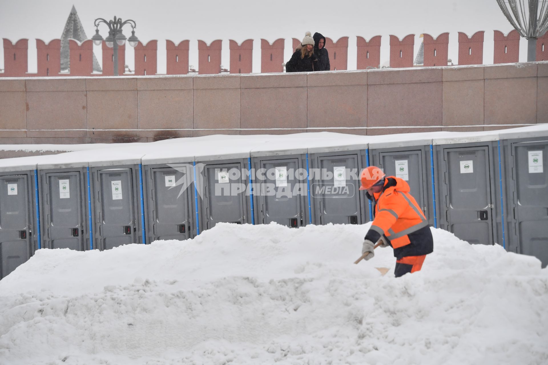 Москва. Сотрудник коммунальных служб расчищает снег в центре города.