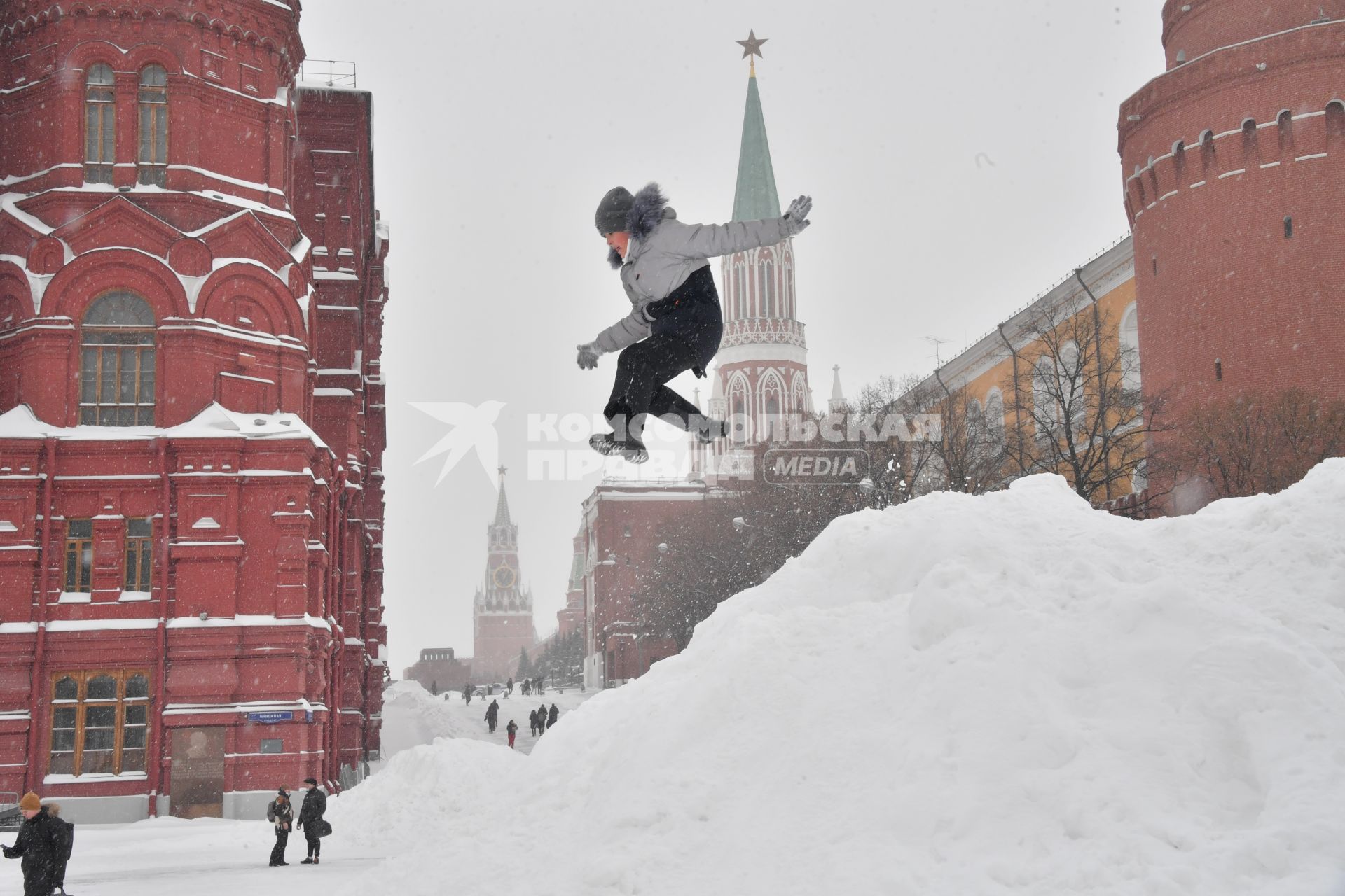 Москва. Дети играют на снежной горке на Манежной площади.