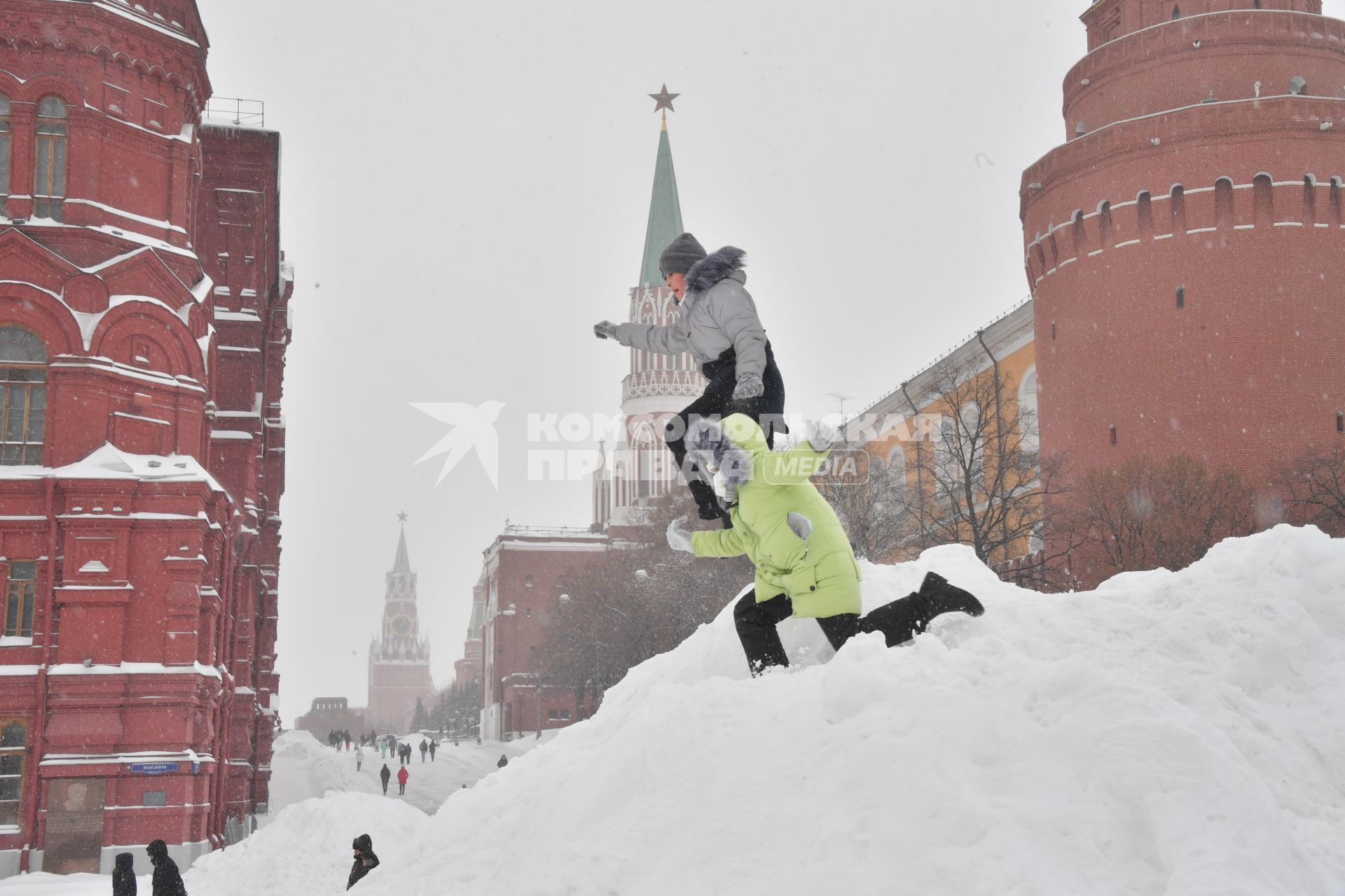 Москва. Дети играют на снежной горке на Манежной площади.