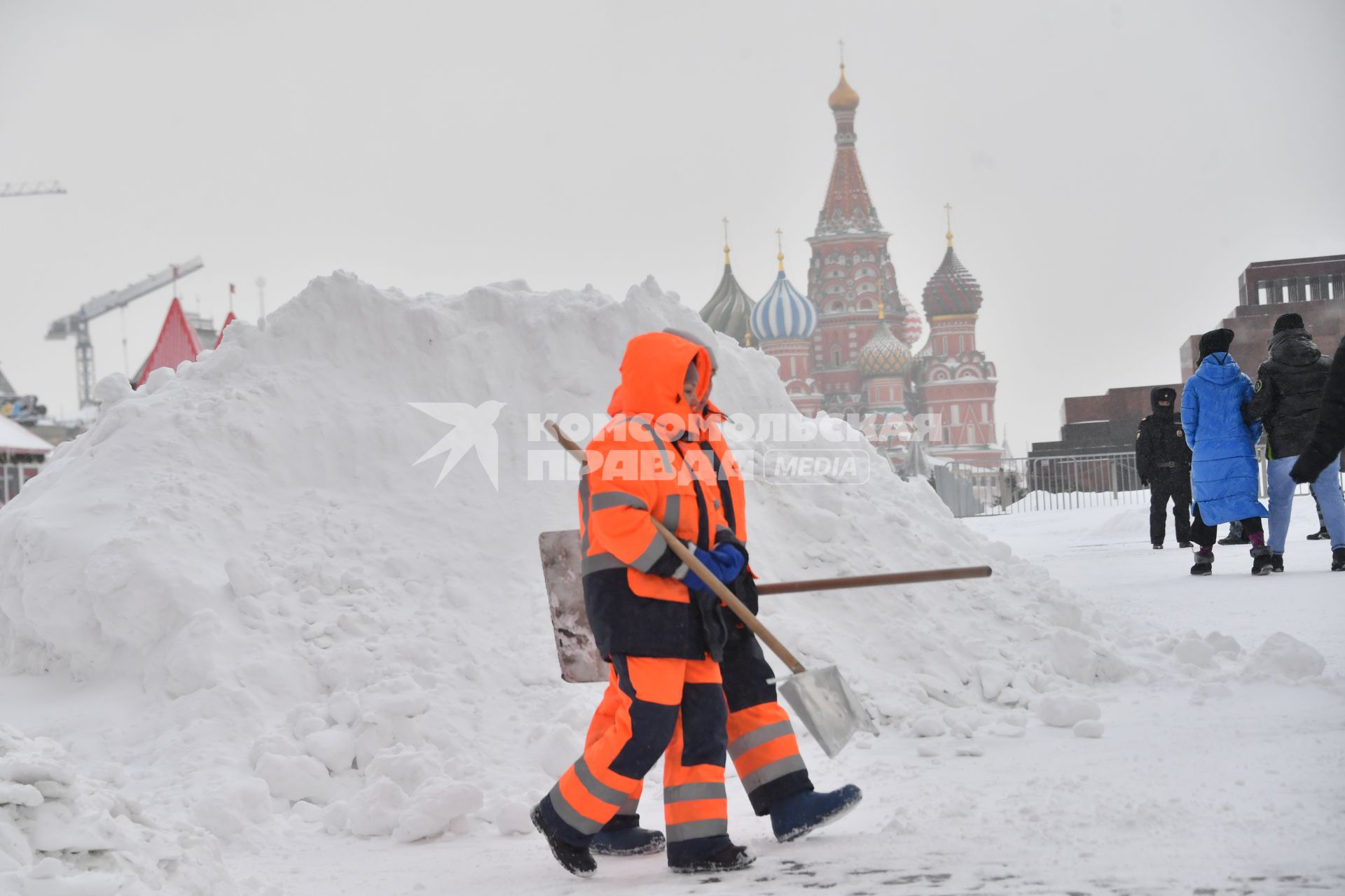 Москва. Сугробы на Красной площади.