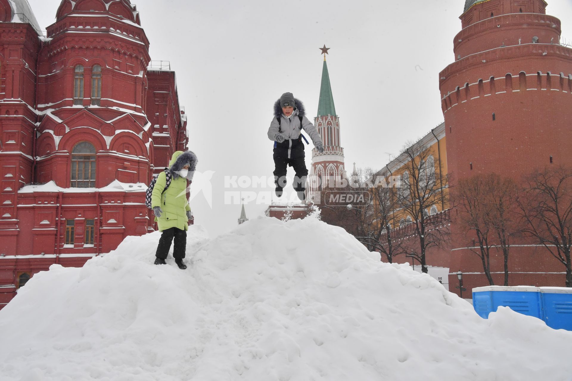 Москва. Дети играют на снежной горке на Манежной площади.