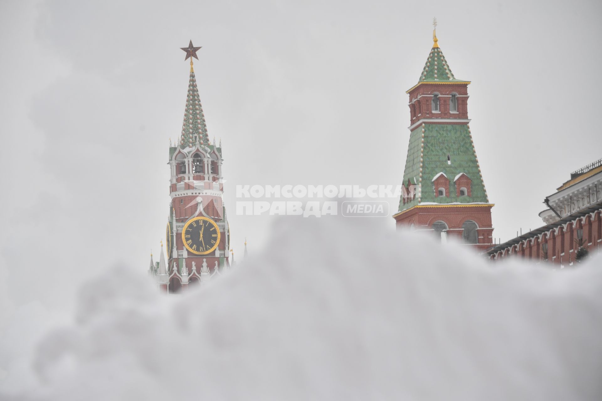 Москва. Сугробы на Красной площади.