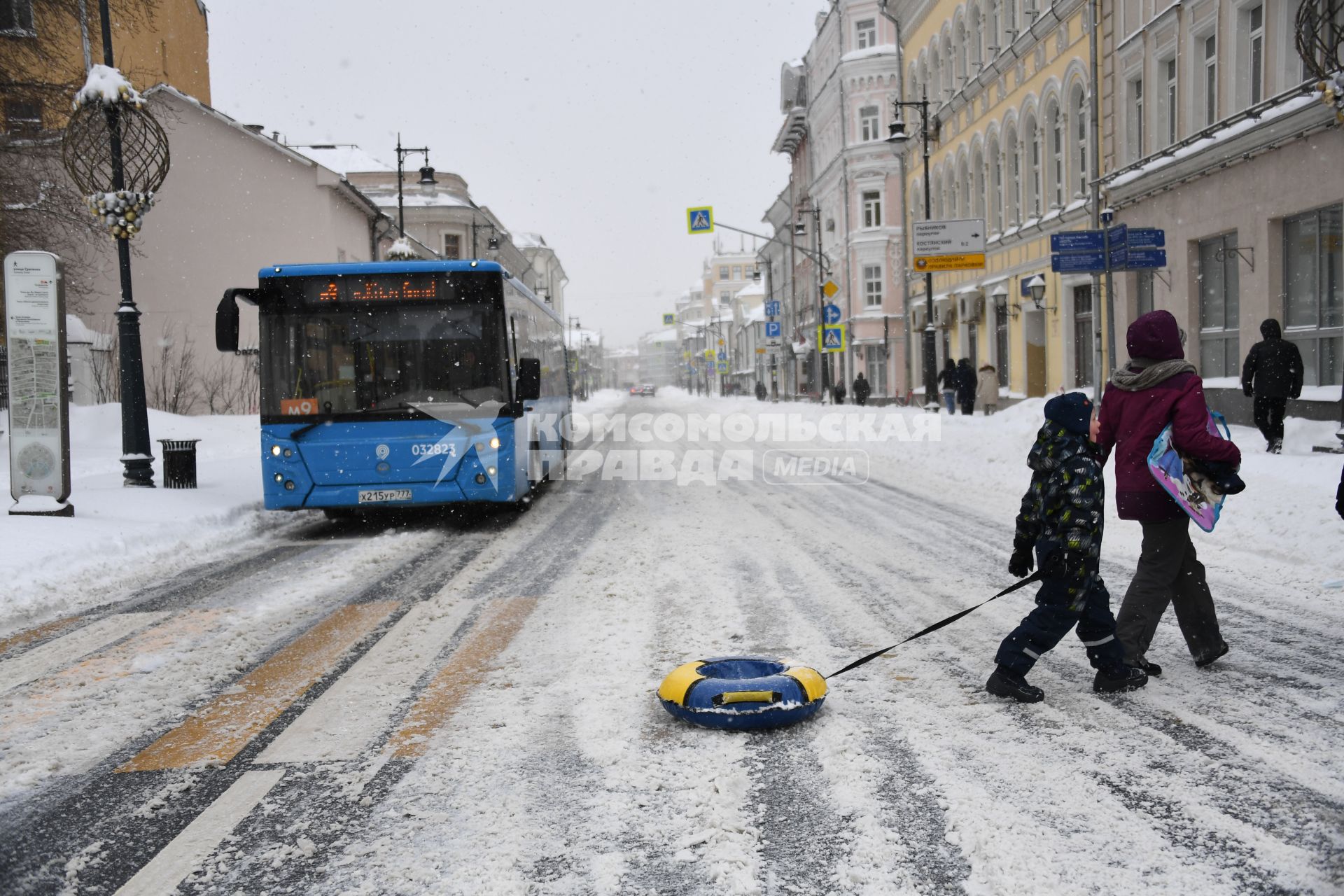 Москва. Пешеходы переходят дорогу на Сретенке.