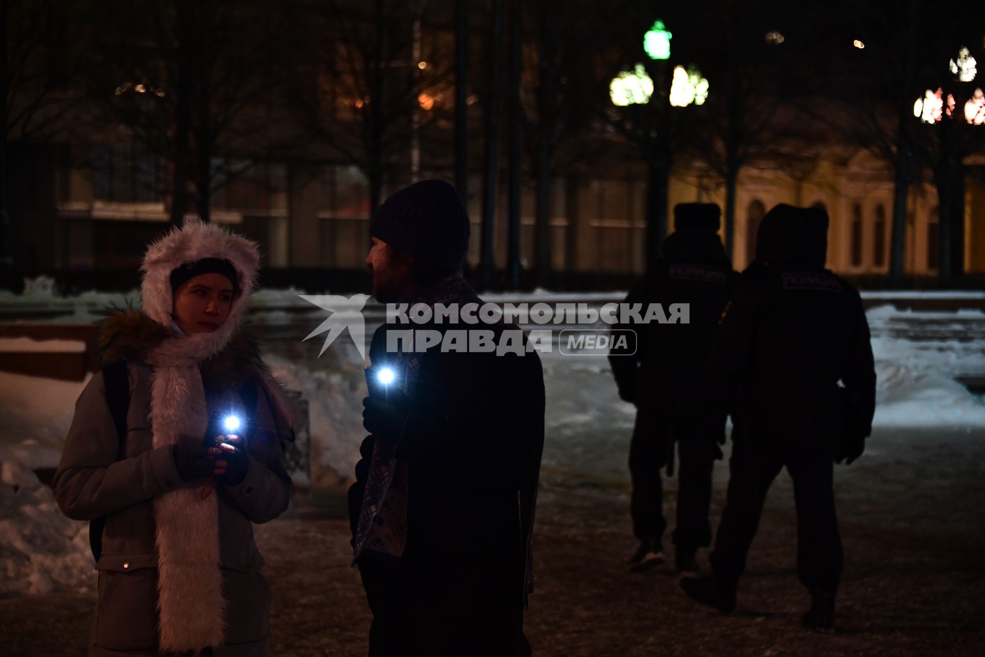 Москва. Участники акции в поддержку оппозиционера Алексея Навального `Любовь сильнее страха` на Пушкинской площади.