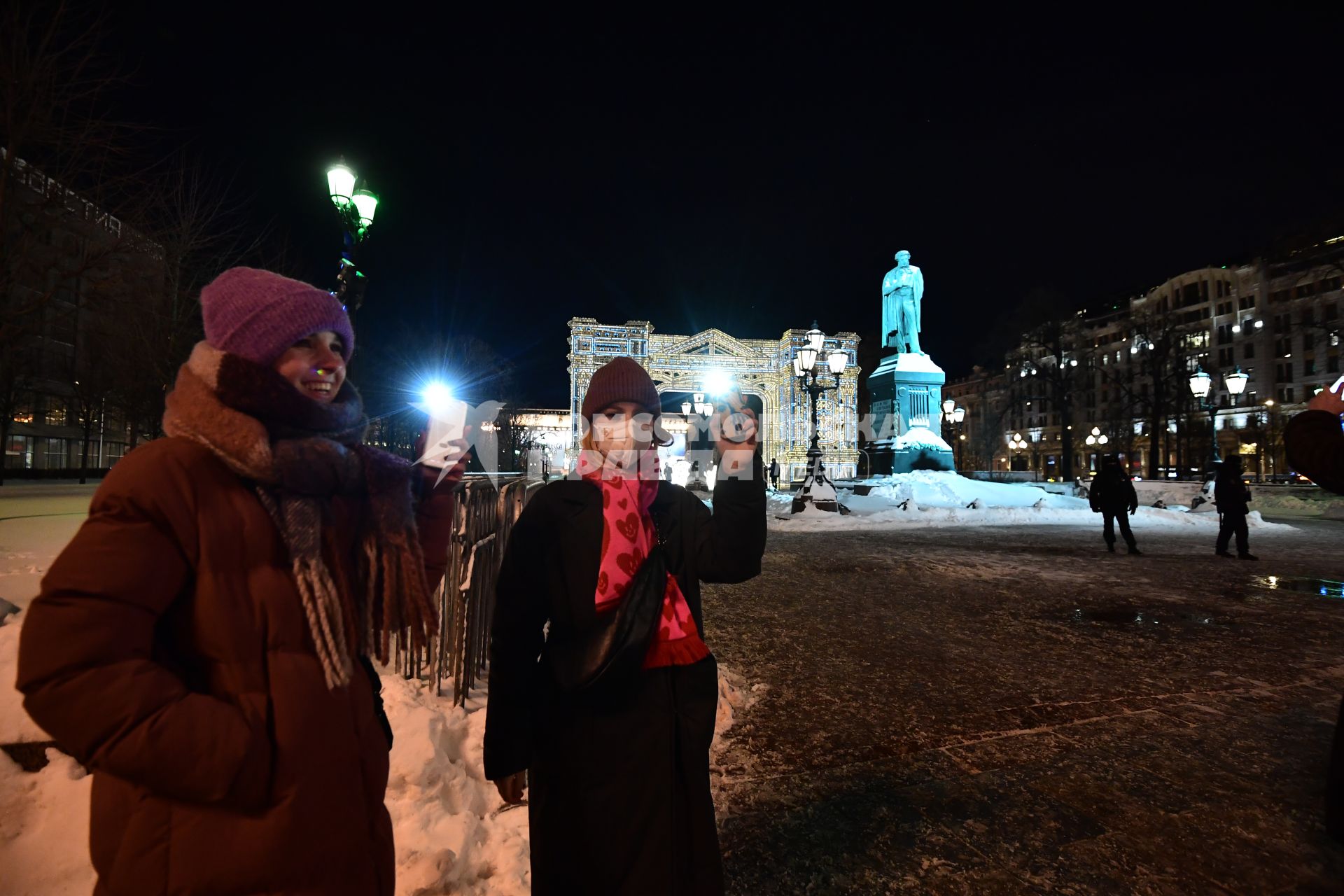 Москва. Участники акции в поддержку оппозиционера Алексея Навального `Любовь сильнее страха` на Пушкинской площади.