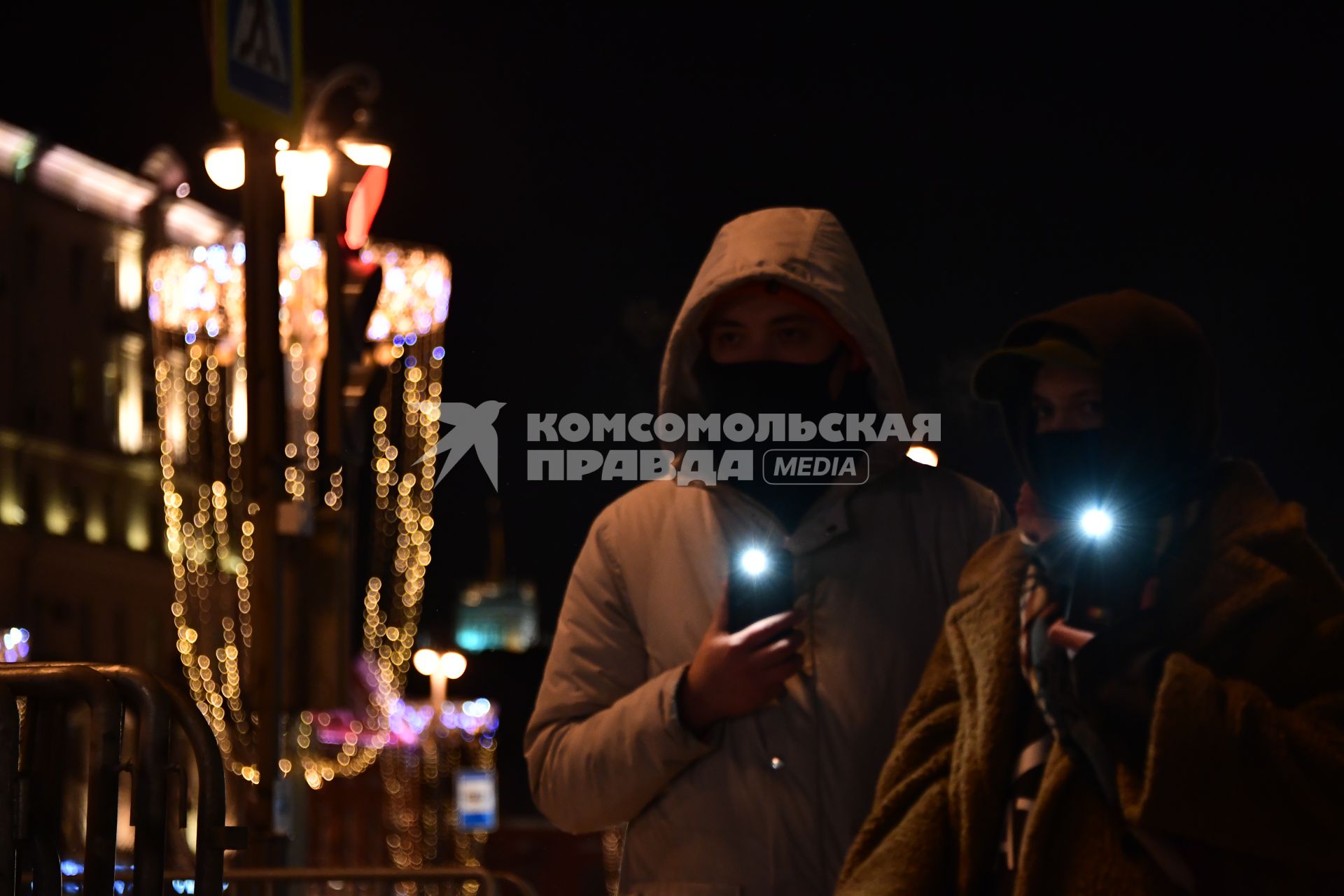 Москва. Участники акции в поддержку оппозиционера Алексея Навального `Любовь сильнее страха` на Пушкинской площади.