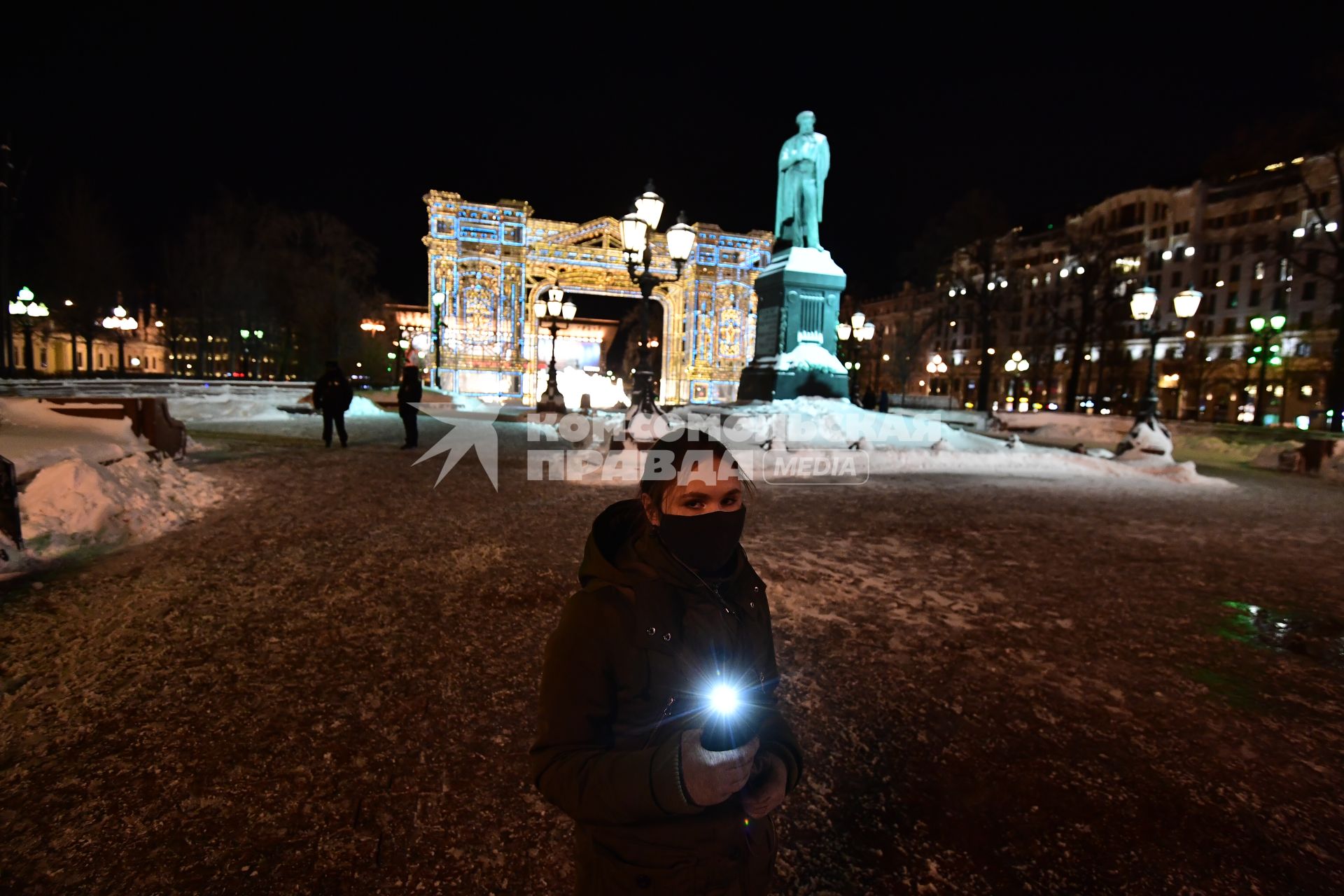 Москва. Участница акции в поддержку оппозиционера Алексея Навального `Любовь сильнее страха` на Пушкинской площади.