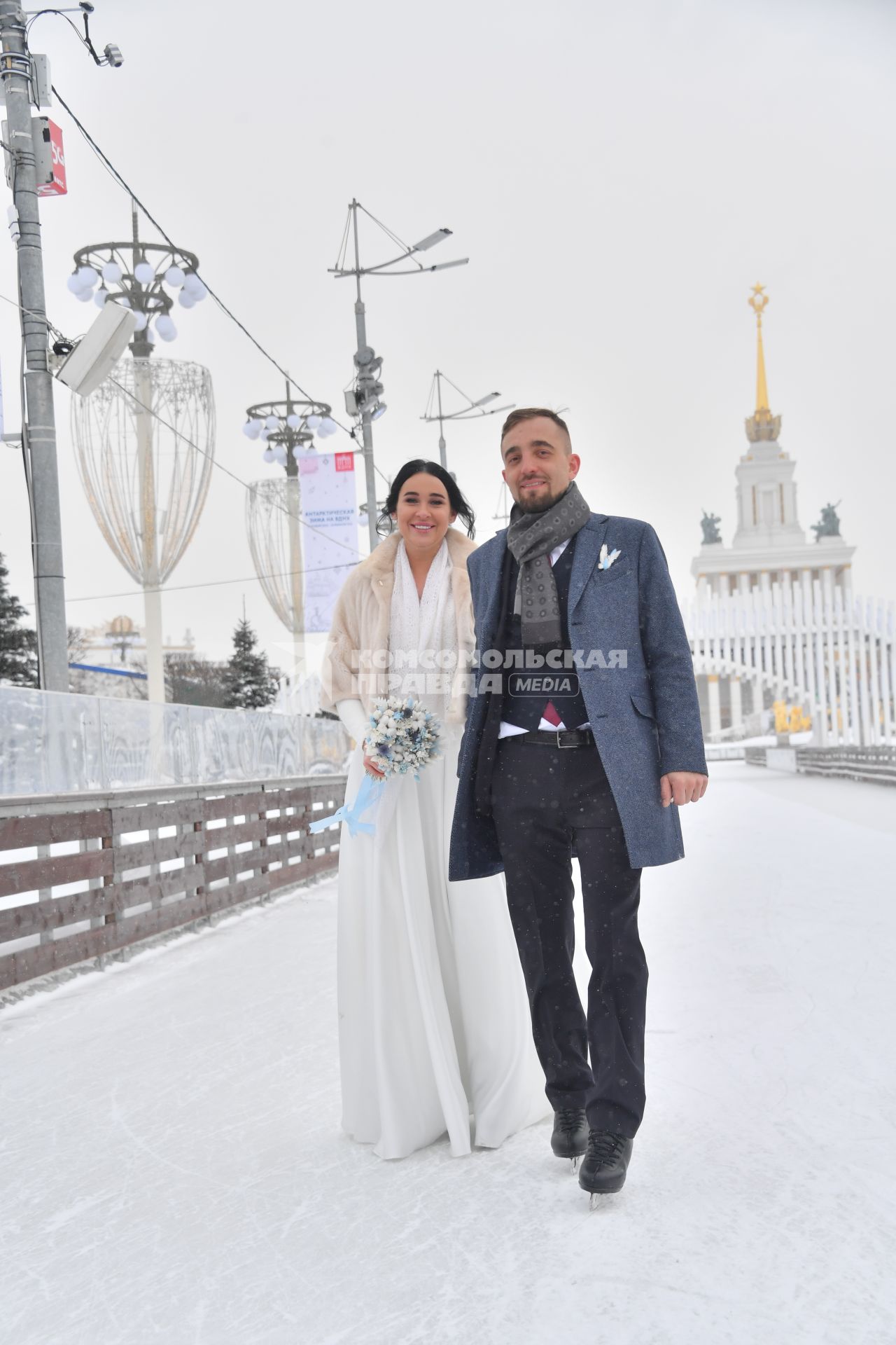 Москва. Молодожены на катке ВДНХ в День всех влюбленных.