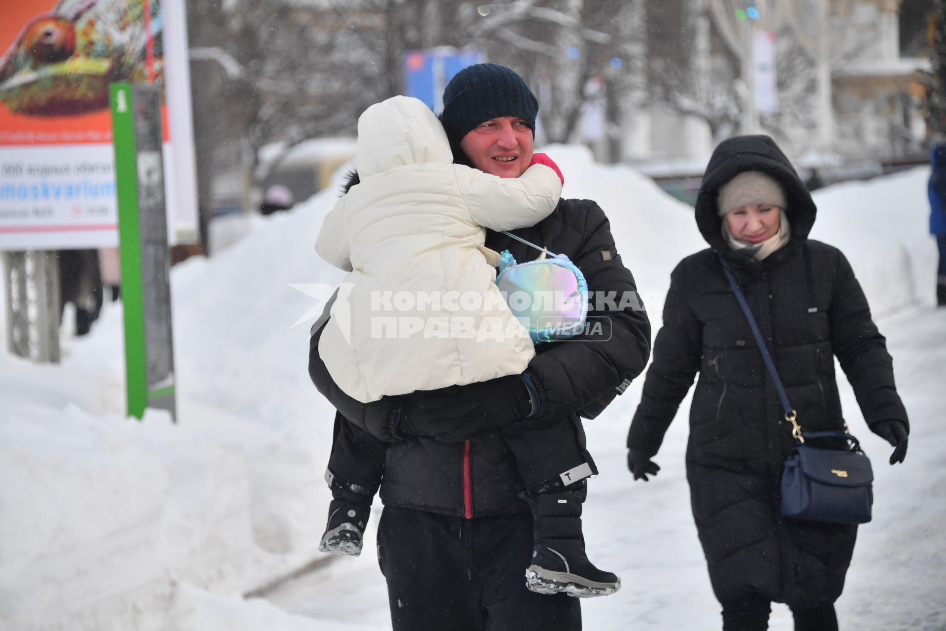 Москва. Мужчина с ребенком на руках.