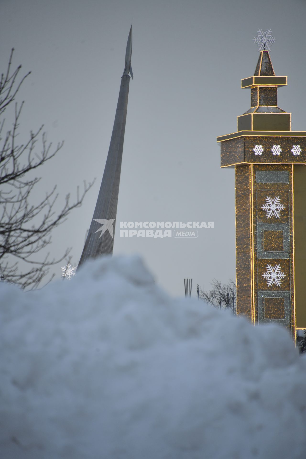 Москва. Сугробы на ВДНХ.