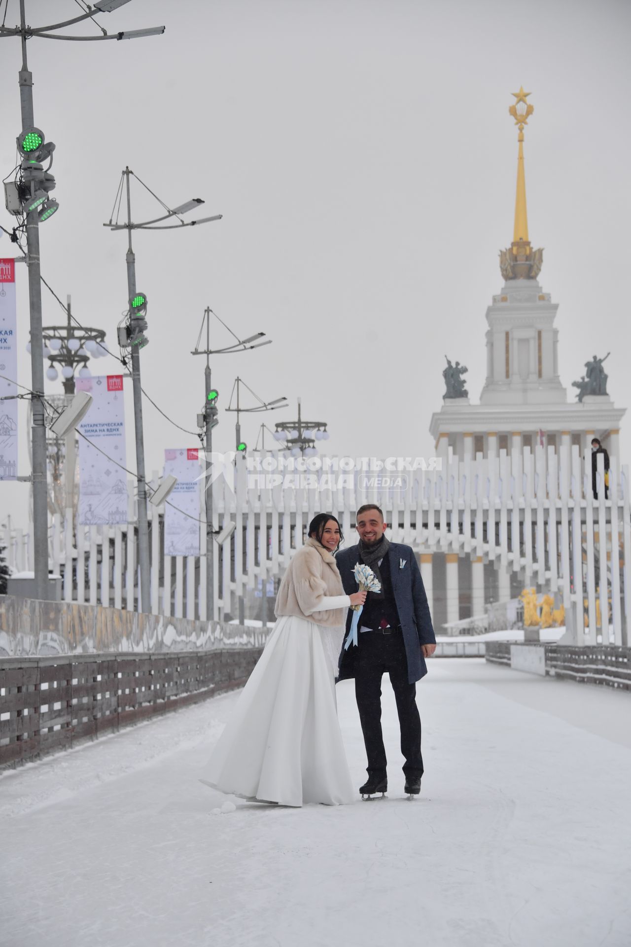 Москва. Молодожены на катке ВДНХ в День всех влюбленных.