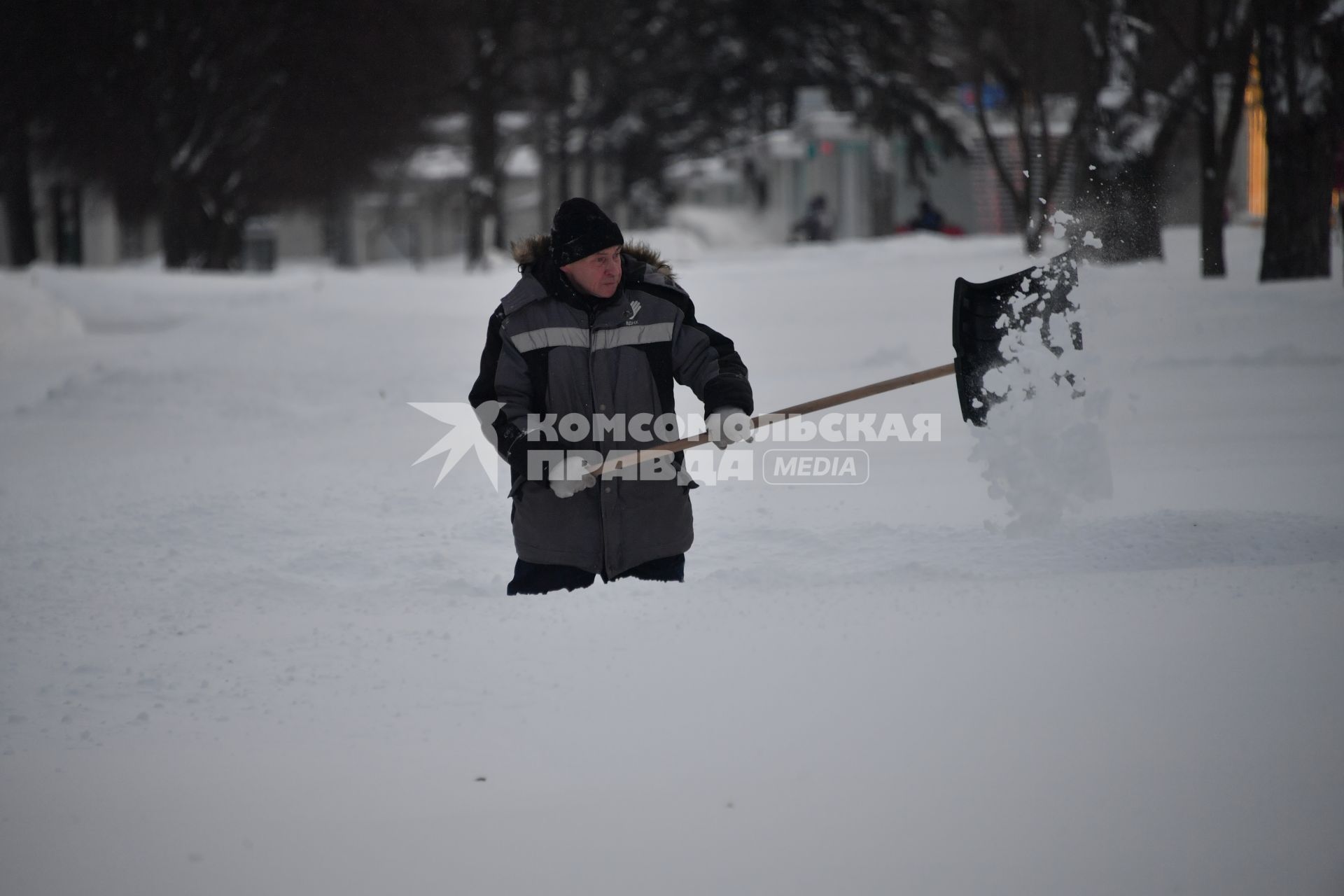 Москва. Сотрудник коммунальных служб расчищает дорожки от снега.