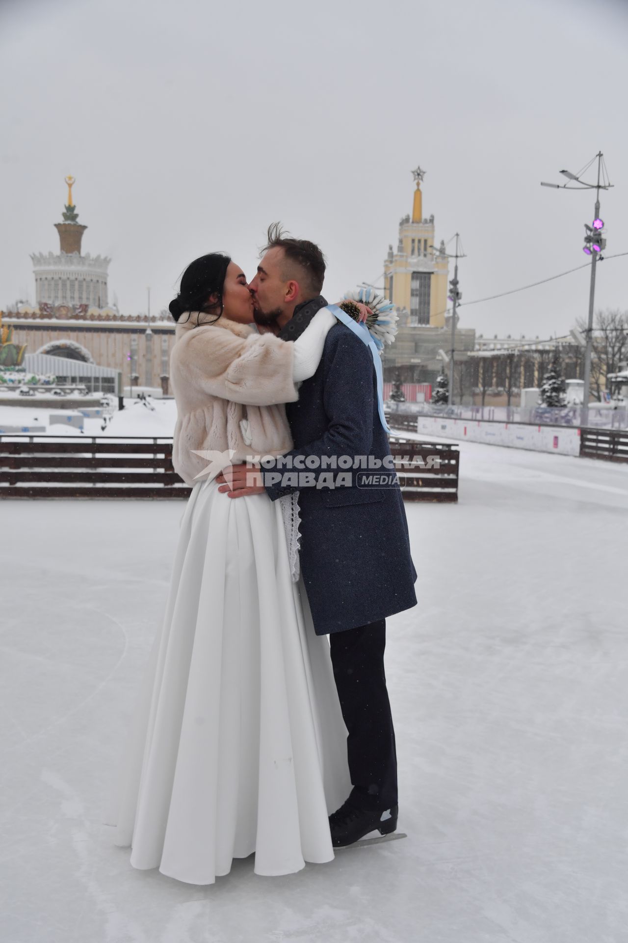 Москва. Молодожены на катке ВДНХ в День всех влюбленных.